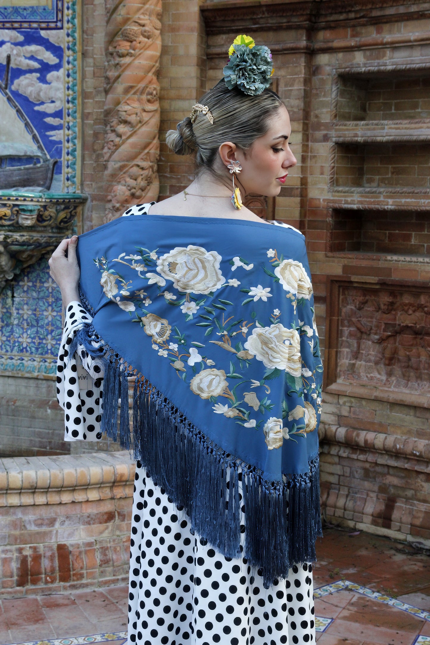 Mantón de Flamenca Blanco y Azul Añil con Flores Blanca y Beige. Gracia