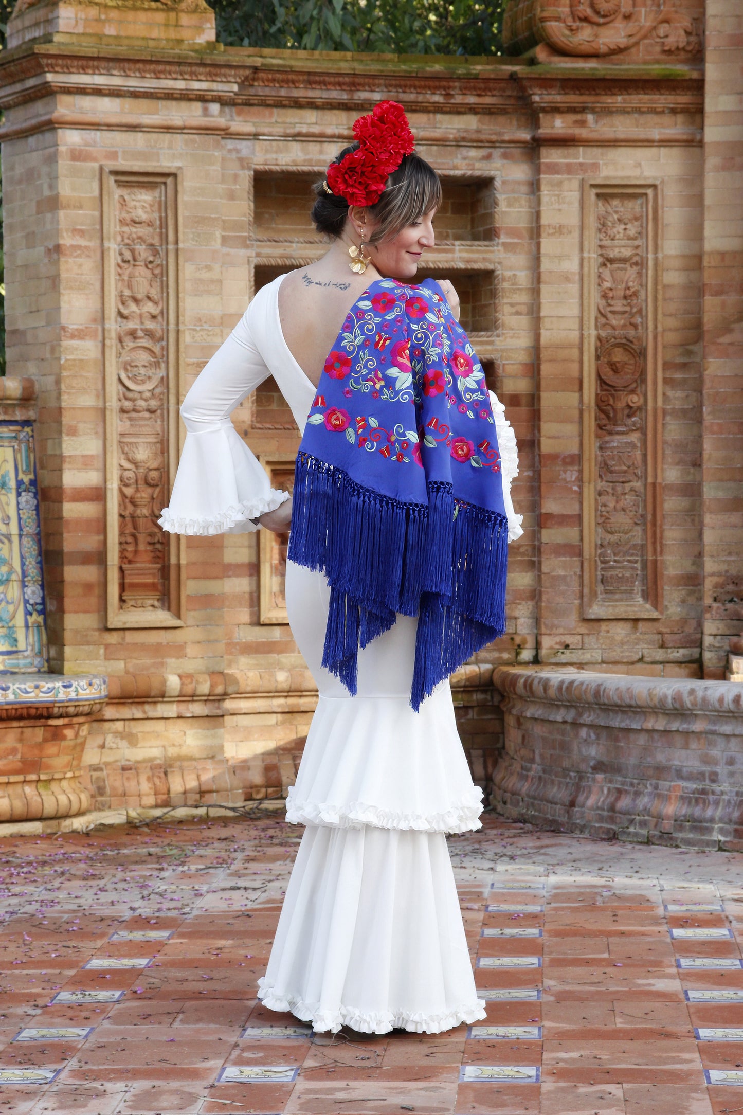 Mantón de Flamenca Azul Añil con Flores Rojas y Buganvilla. Lucia