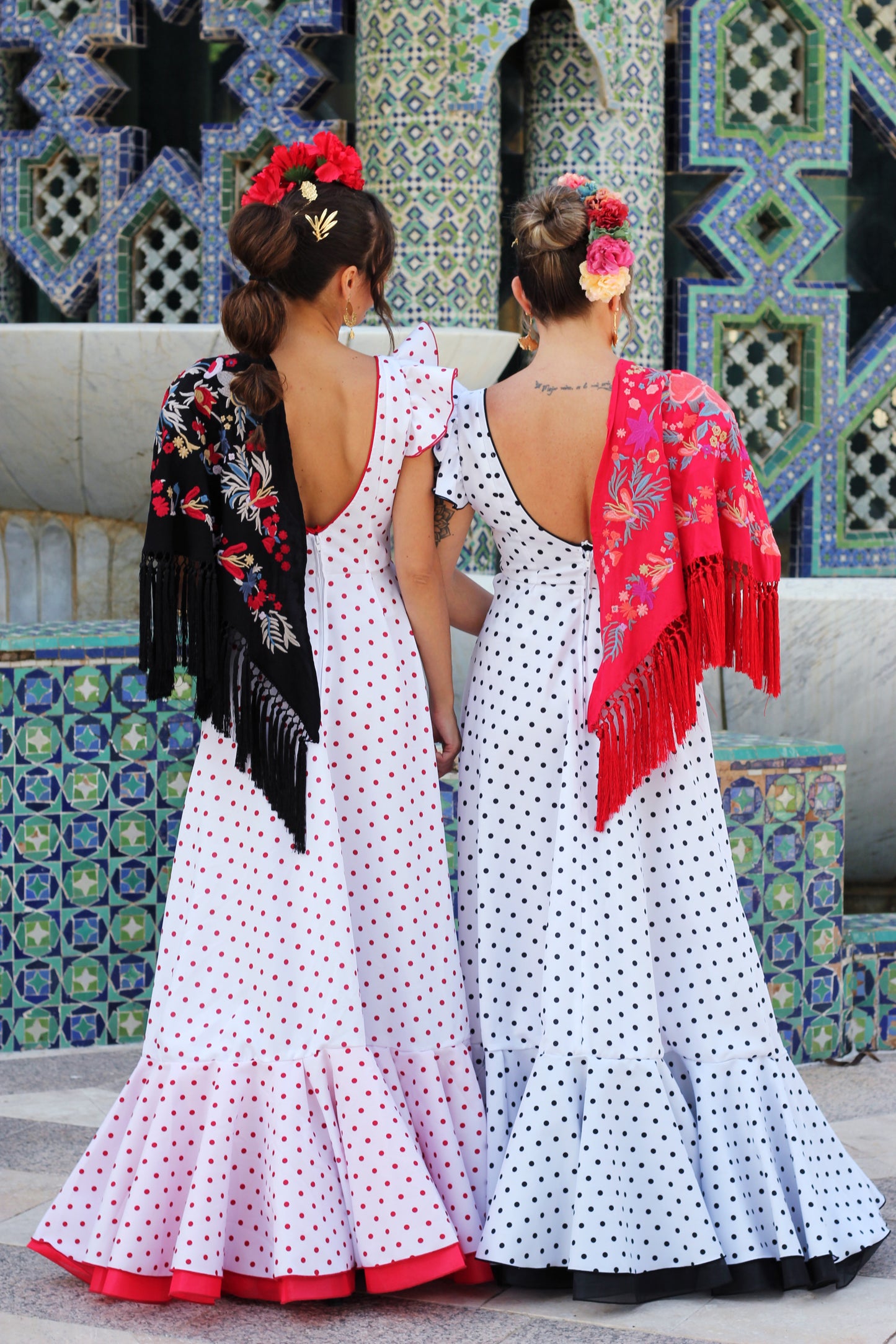 Elegante y sofisticado, el manton negro Noa con diseño floral rojo y azul aporta estilo y personalidad a tu traje de flamenca.