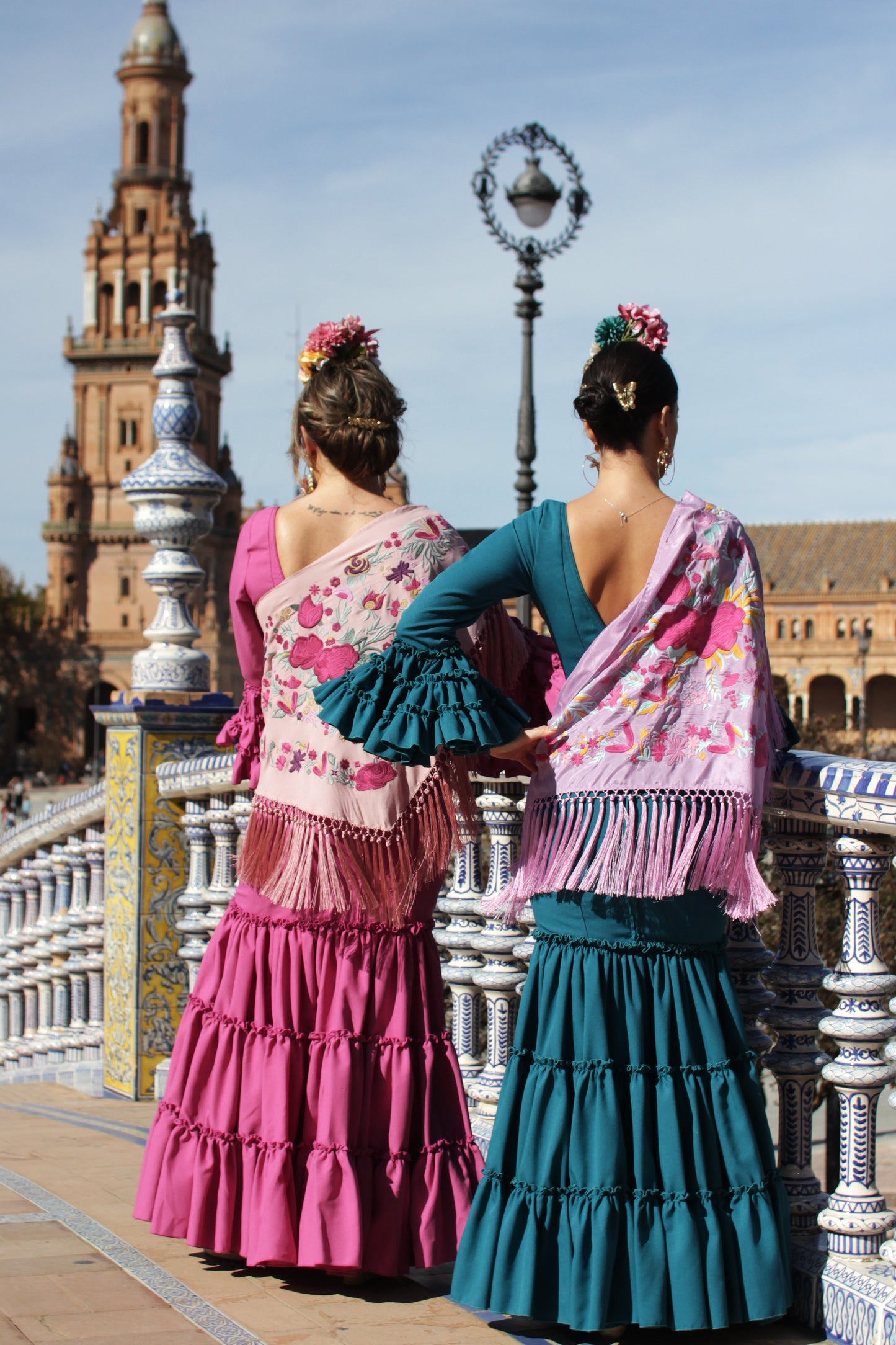 El manton de flamenca Elena combina lila, buganvilla y amarillo en un diseño floral único. Perfecto para realzar tu look en la feria con un accesorio hecho en Cantillana.