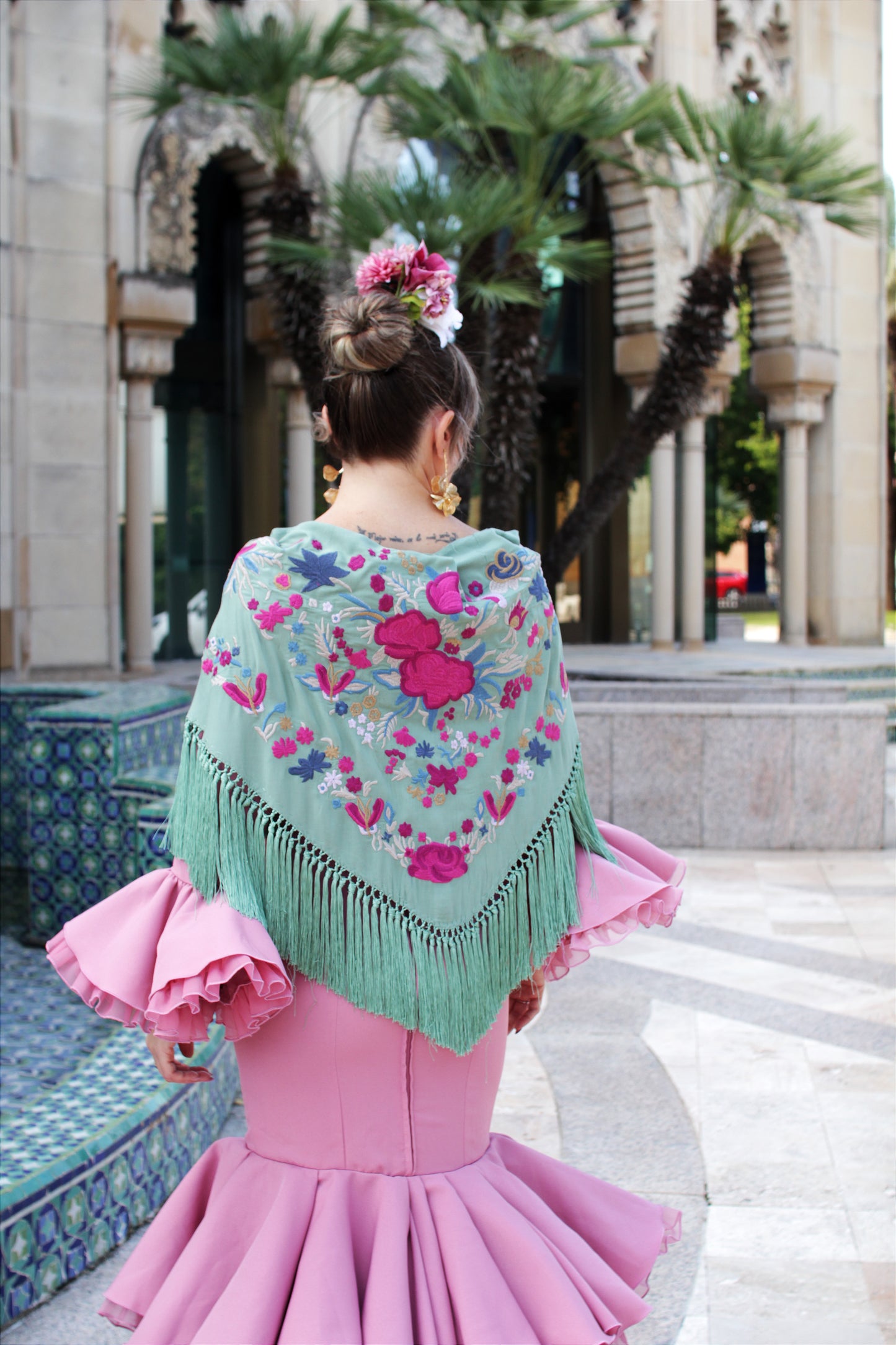 Ideal para ferias y romerías, el manton verde jabonoso Noa con diseño floral buganvilla destaca por su frescura y estilo artesanal.