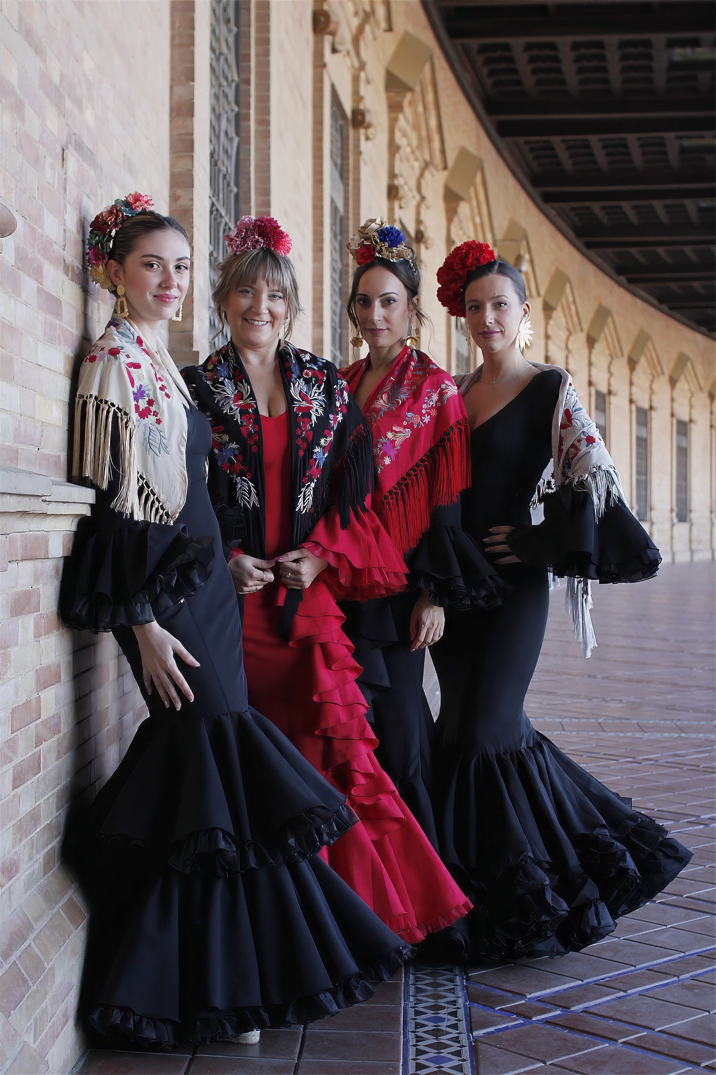 El mantón gris Noa con flores rojas es un accesorio flamenco elegante y atemporal, ideal para complementar cualquier vestido con un toque clásico y sofisticado.