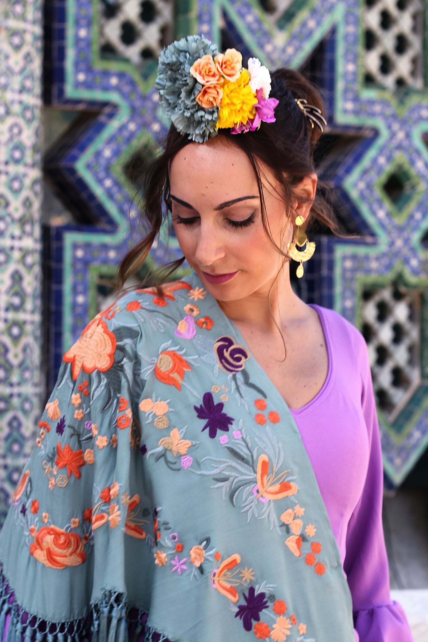 Los pendientes Nerja, con su elegante forma de lágrima dorada, son el accesorio perfecto para añadir sofisticación y estilo a tu look flamenco.