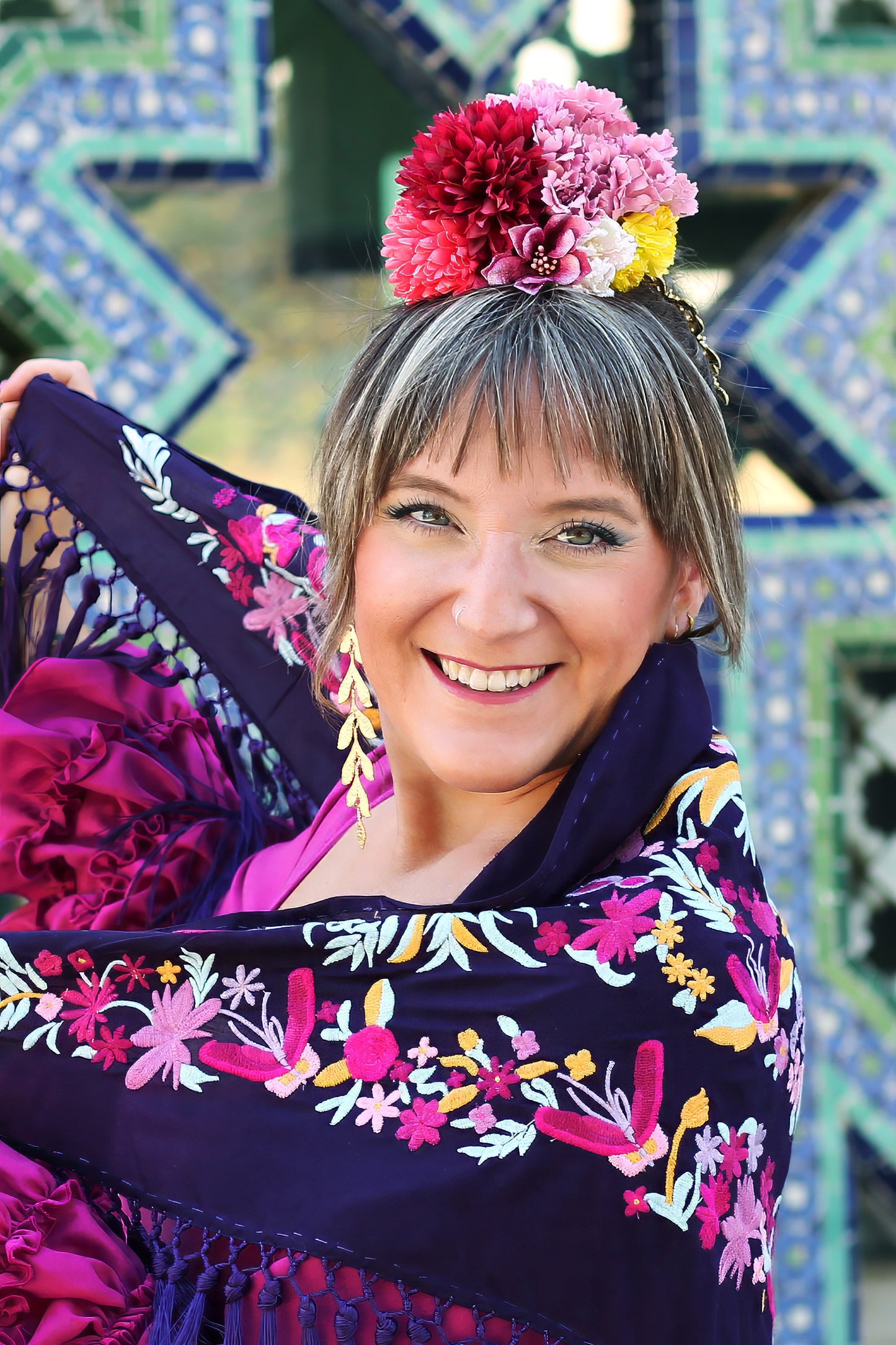 Con el ramillete Rebujito, en tonos buganvilla, rojo y mandarina, añadirás un toque único y lleno de energía a tu estilo flamenco. Hecho a mano, es el complemento ideal para una look lleno de personalidad.