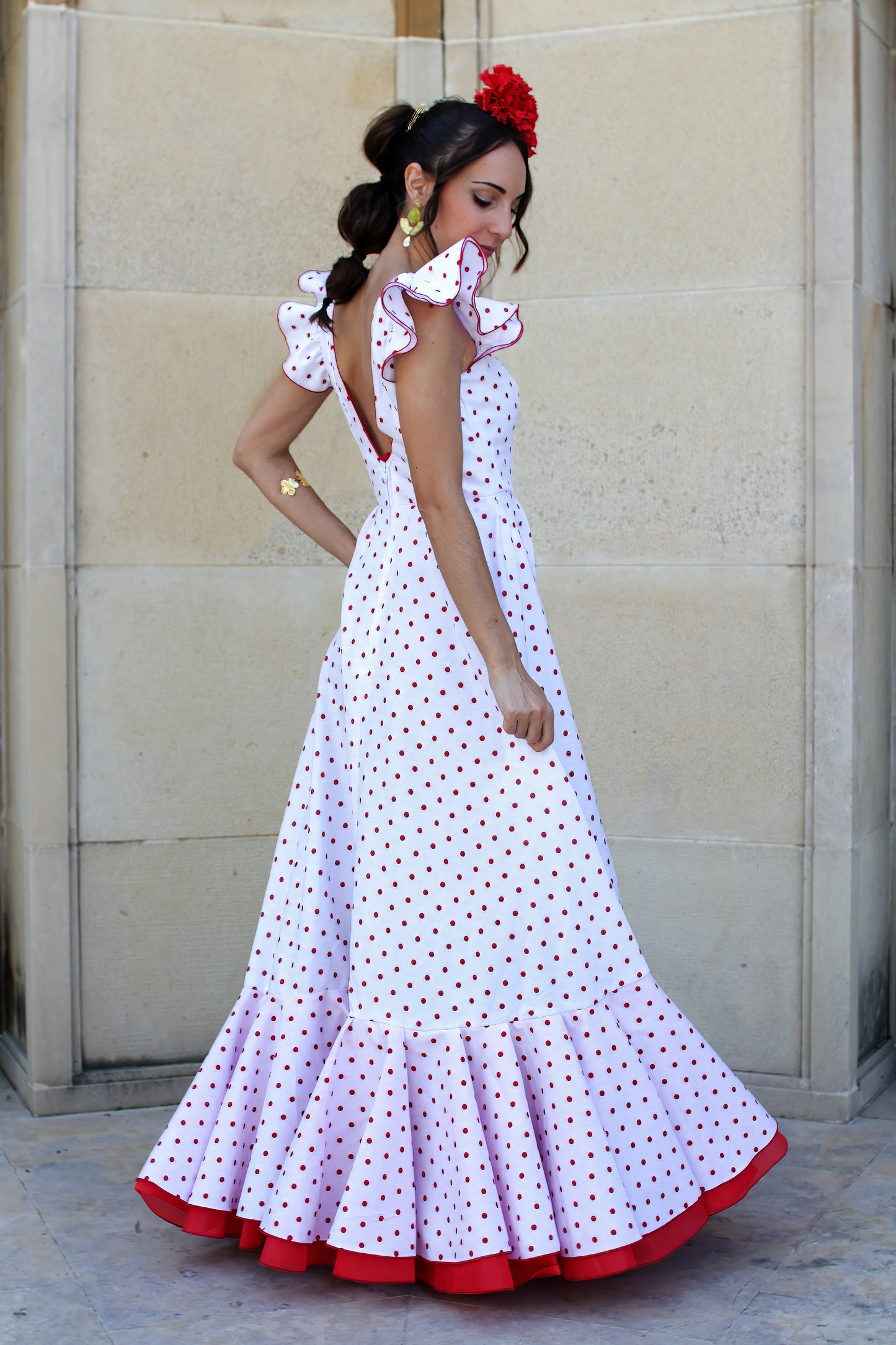 Bata Flamenca blanca con lunares rojos Girasol, un diseño cómodo y alegre para ferias y romerías.