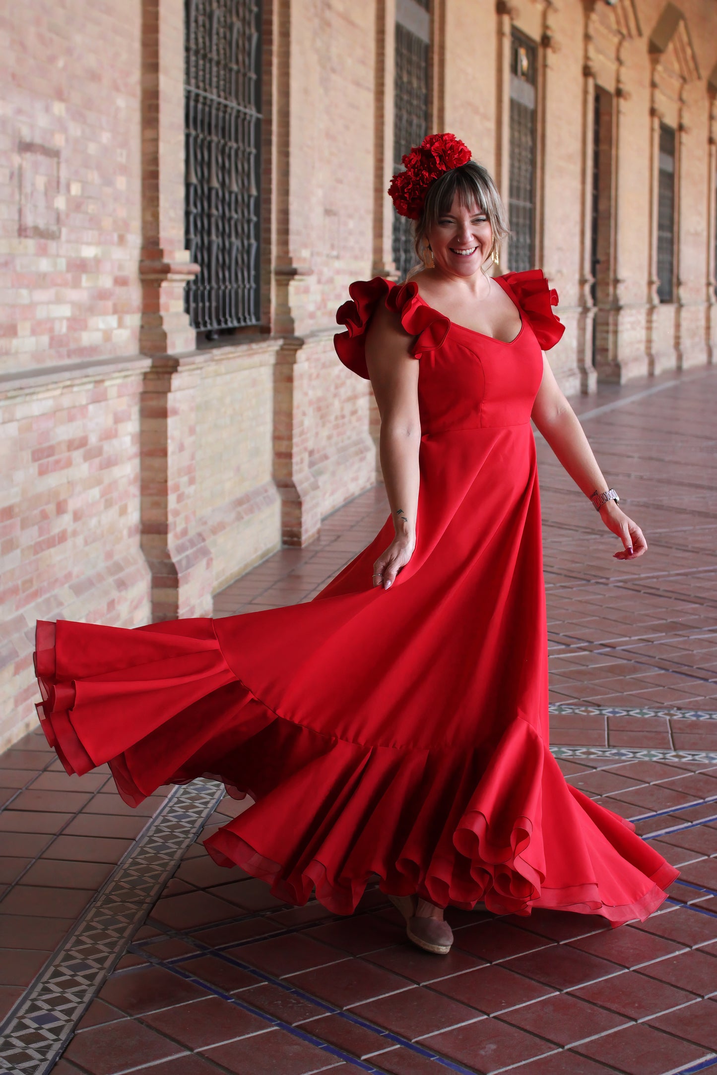 Bata Flamenca roja Girasol, un diseño alegre y cómodo que te hará destacar en cualquier evento flamenco.