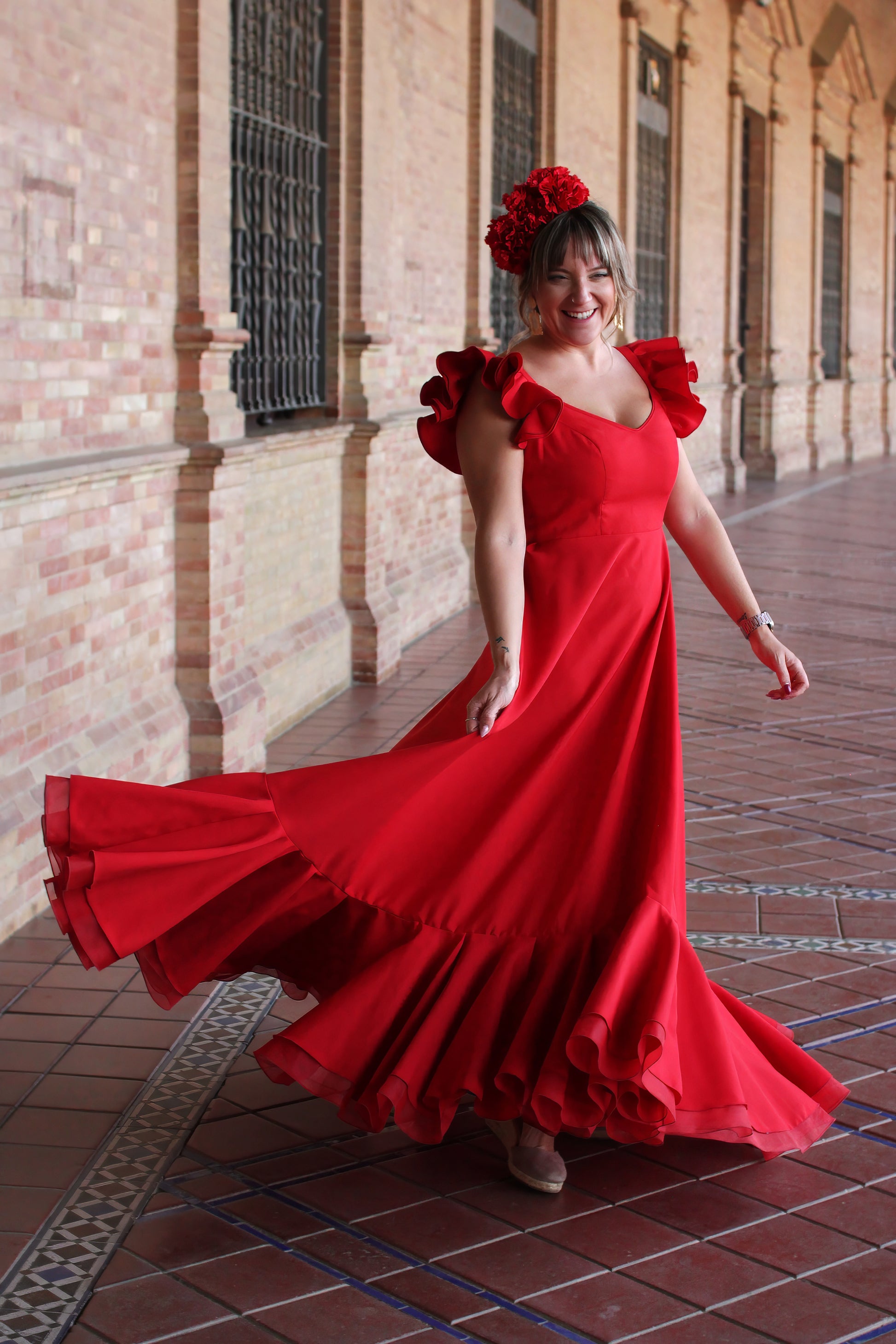 Bata Flamenca roja Girasol, un diseño alegre y cómodo que te hará destacar en cualquier evento flamenco.