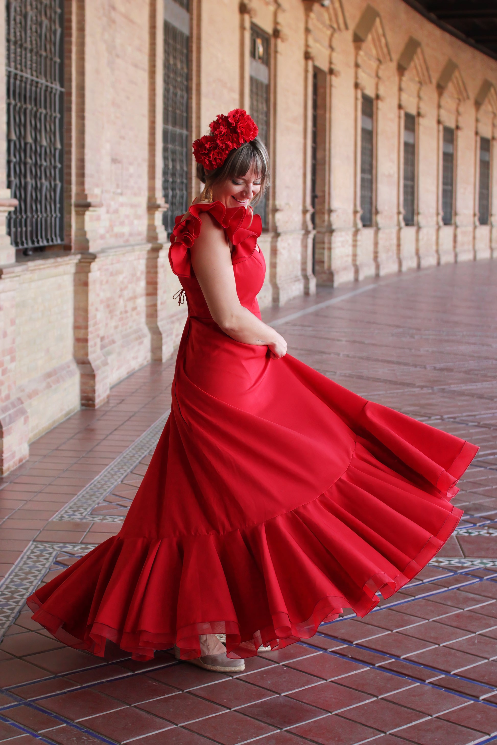 Bata Flamenca roja Girasol, ideal para quienes buscan estilo y comodidad en romerías y días de feria.