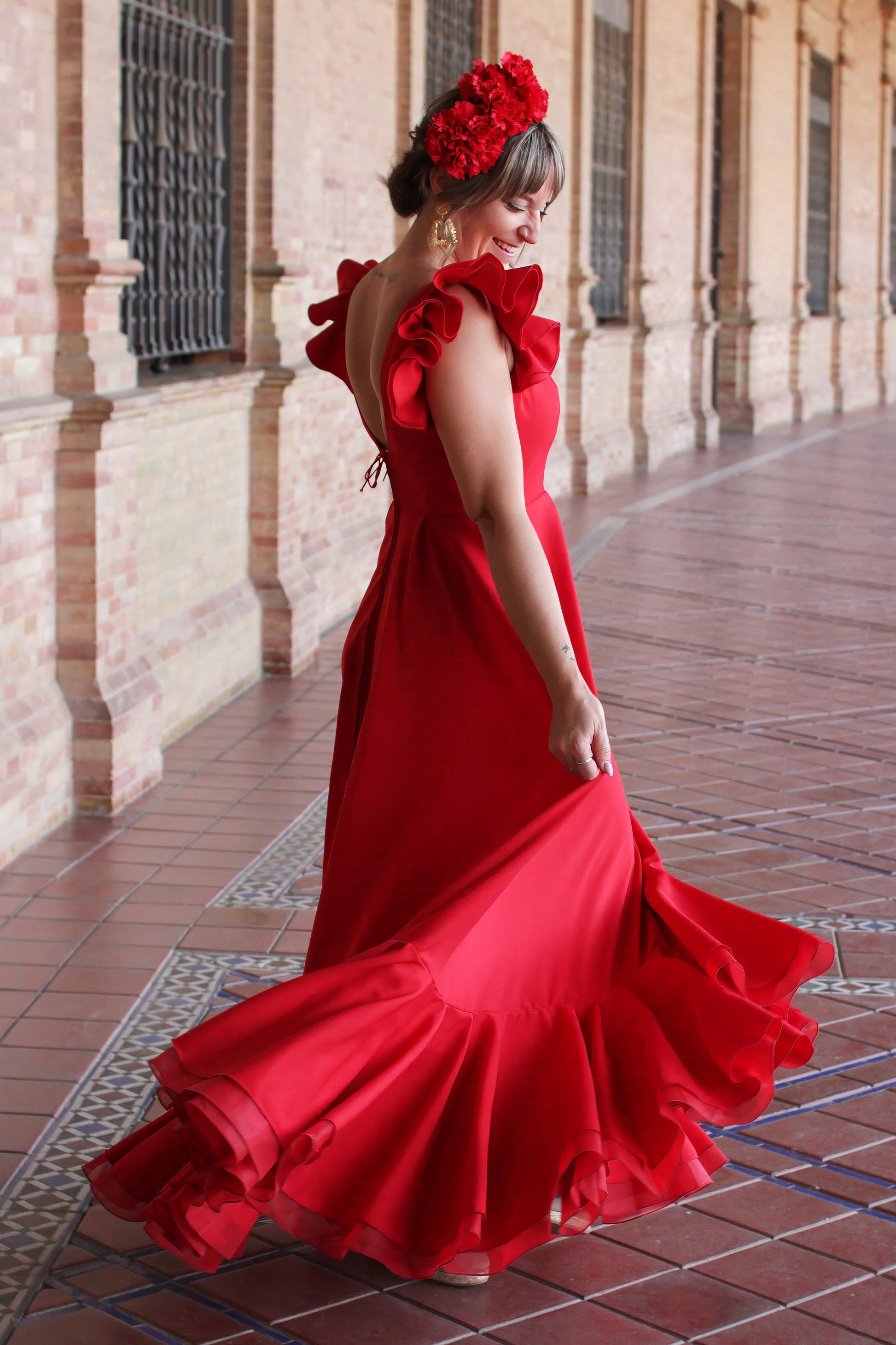 Bata Flamenca roja Girasol, un diseño cómodo y ligero para ferias y romerías.