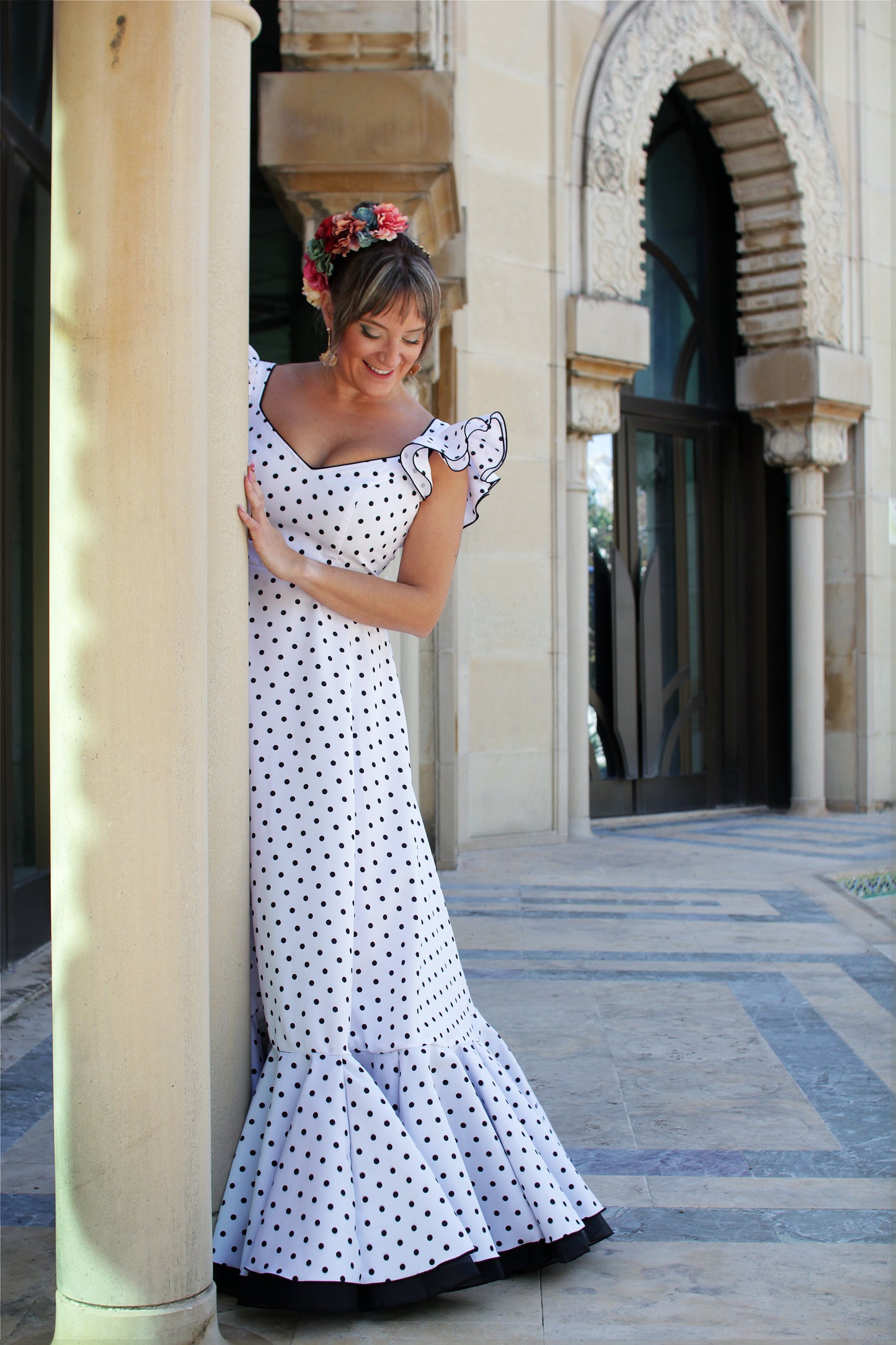 Bata flamenca blanca Girasol con lunares negros, un diseño fresco y cómodo para días calurosos de feria y romerías.