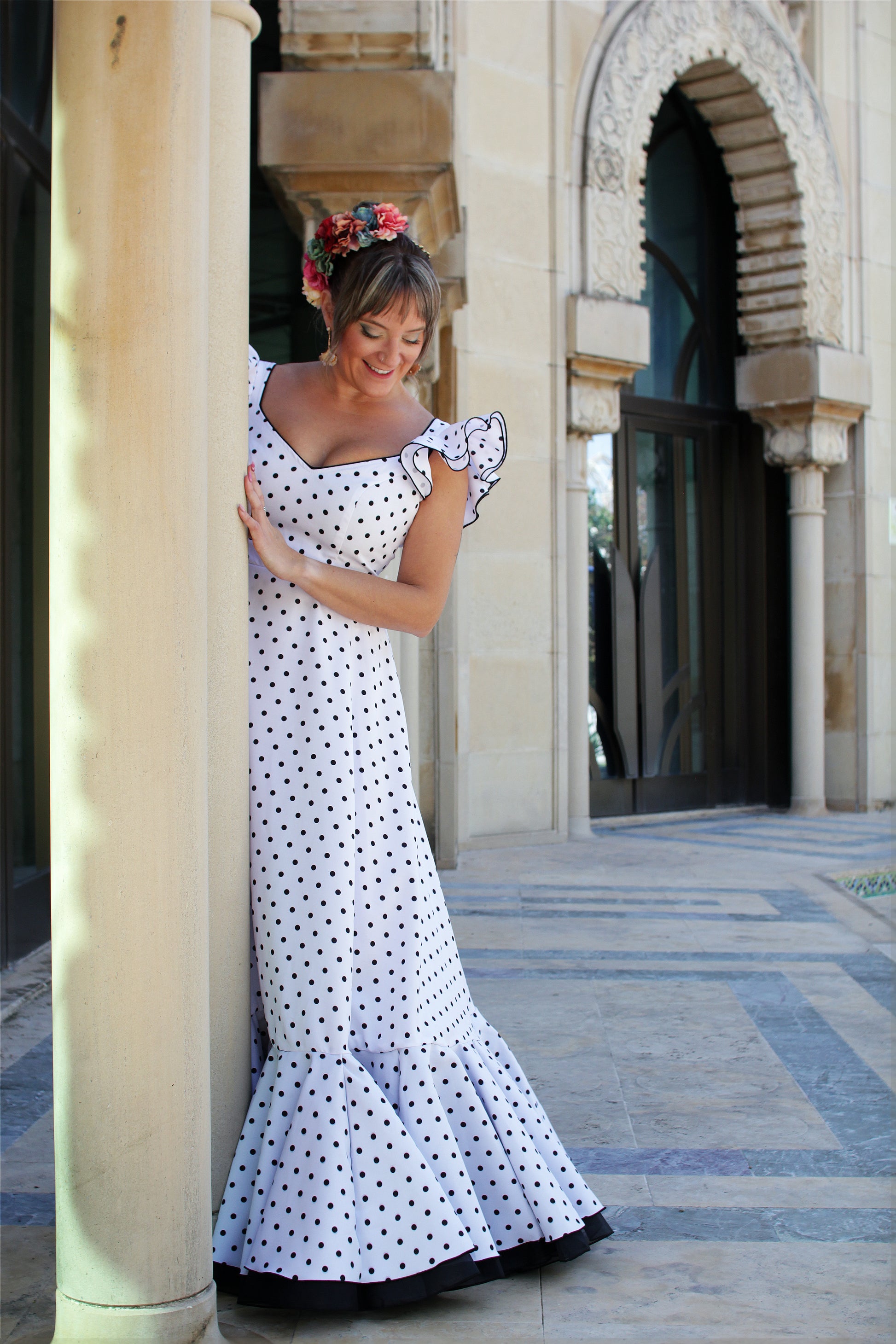 Bata flamenca blanca Girasol con lunares negros, un diseño fresco y cómodo para días calurosos de feria y romerías.