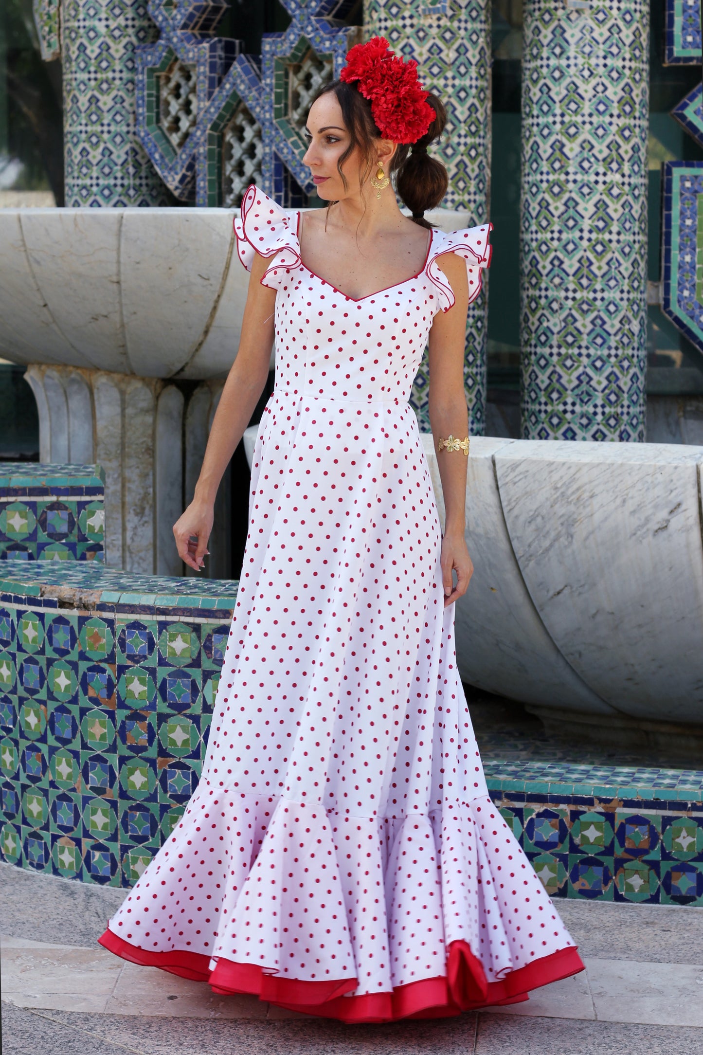Bata flamenca blanca Girasol con lunares rojos, un diseño alegre y cómodo ideal para romerías y ferias.