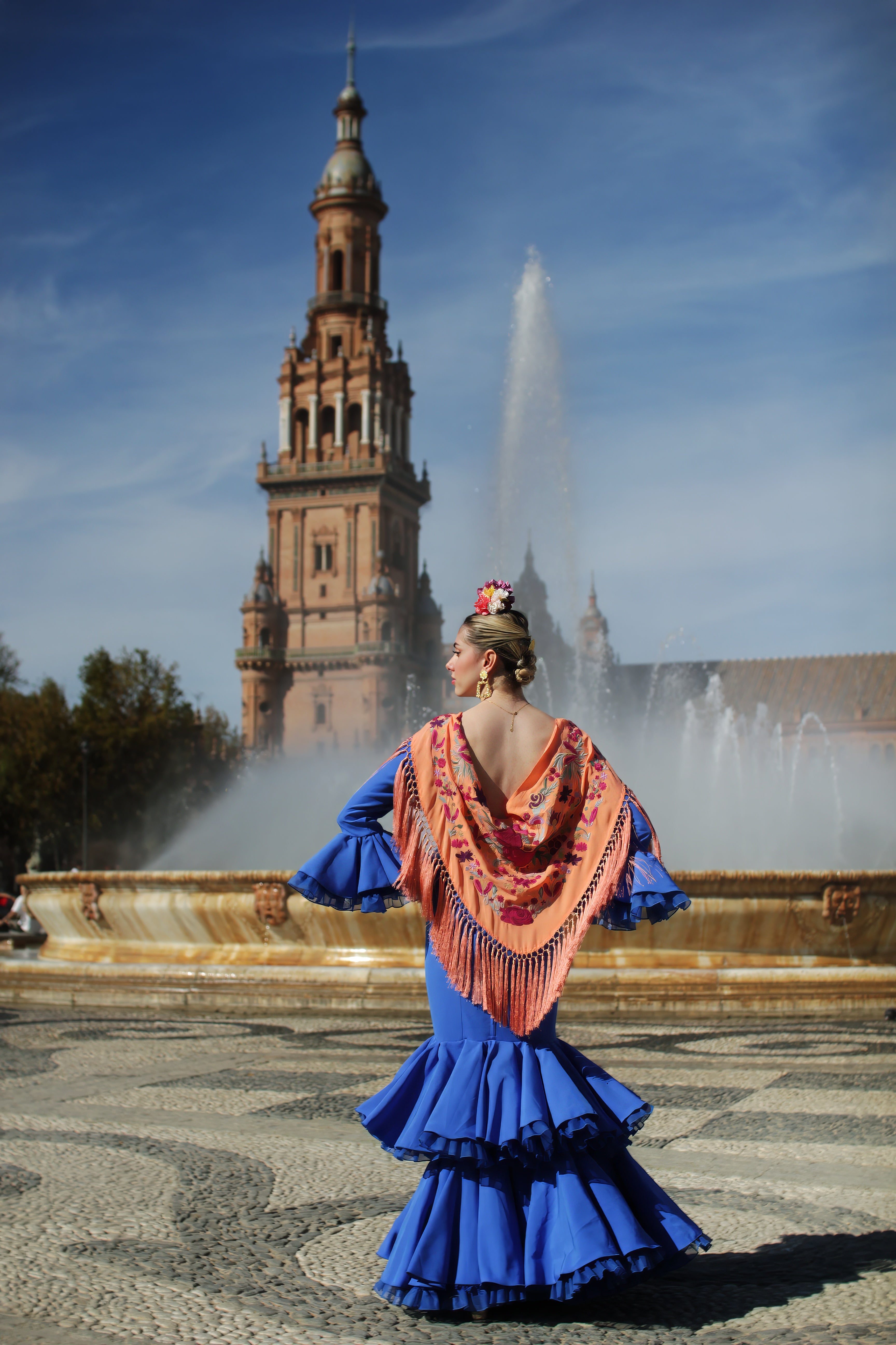 Colección de mantones de flamenca, con diseños elegantes y colores vibrantes, perfectos para complementar trajes de flamenca en ferias y romerías.