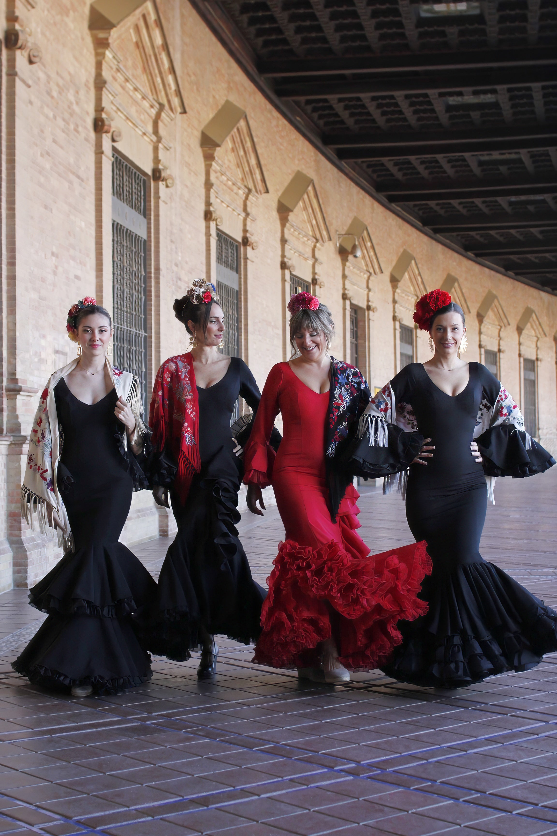 Colección 2025 de trajes de flamenca y vestidos de flamenca, con diseños modernos y tradicionales, ideales para lucir en la feria de abril y romerías andaluzas.