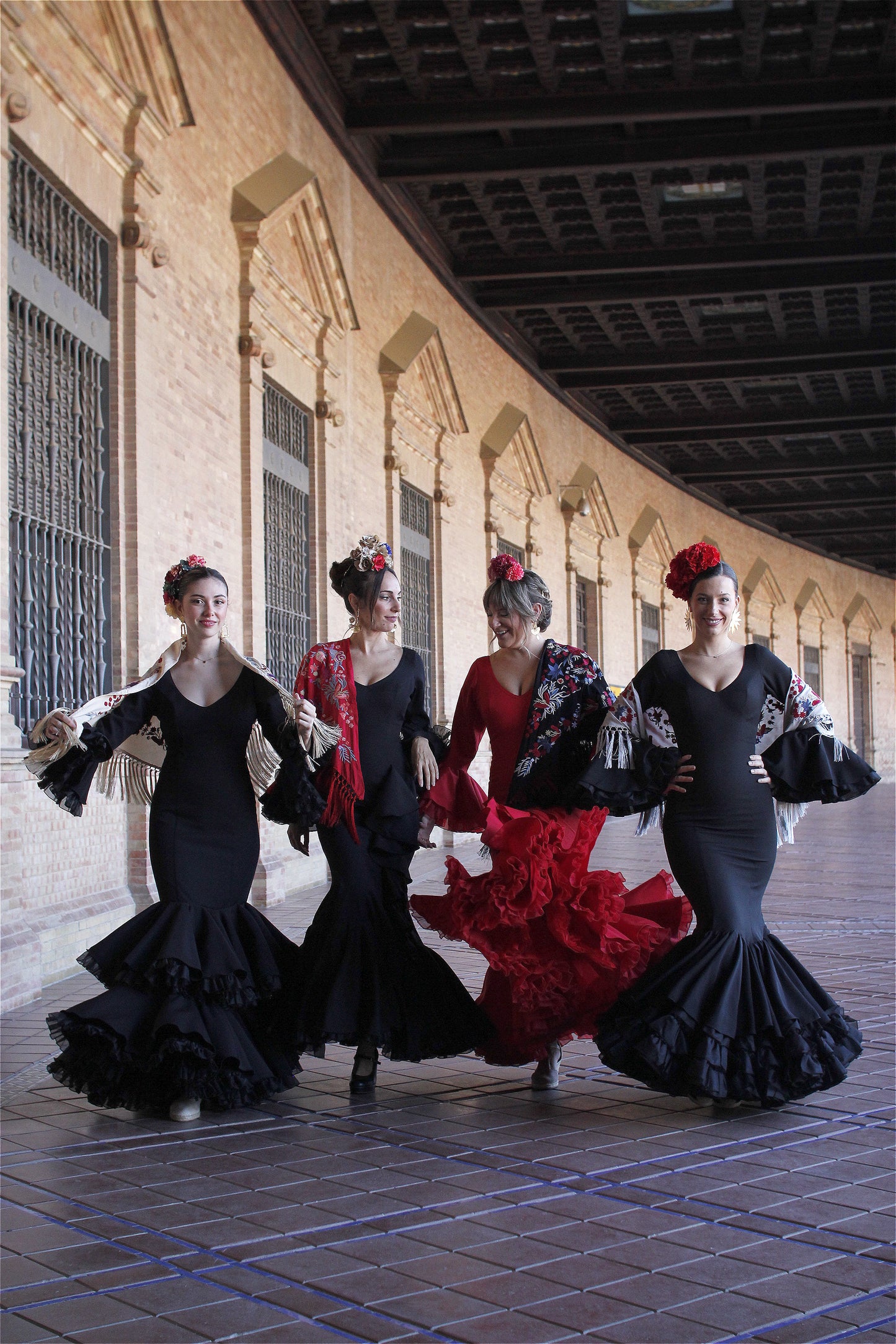 Con el vestido de flamenca negro Clavel, mantón con flor roja, ramillete Rojo Pasión y pendientes dorados Hinojos, este look es todo lo que necesitas para destacar en la Feria de Abril con elegancia y dinamismo.