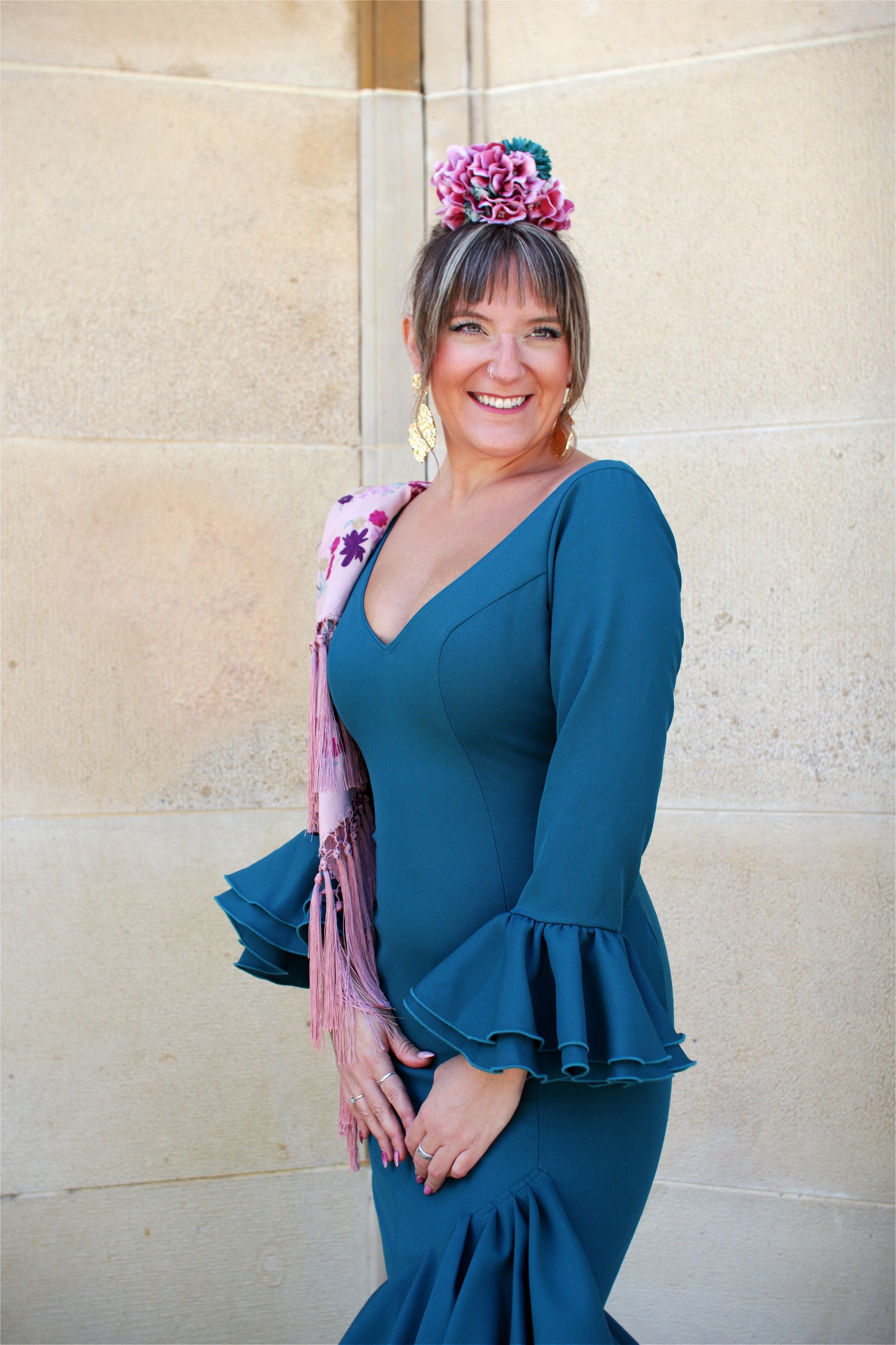 Completa tu look para la Feria con el traje de flamenca verde agua Dalia, mantón rosa y flor buganvilla, ramillete Alma y pendientes dorados Carmona. Un conjunto lleno de estilo, frescura y elegancia para brillar con confianza.
