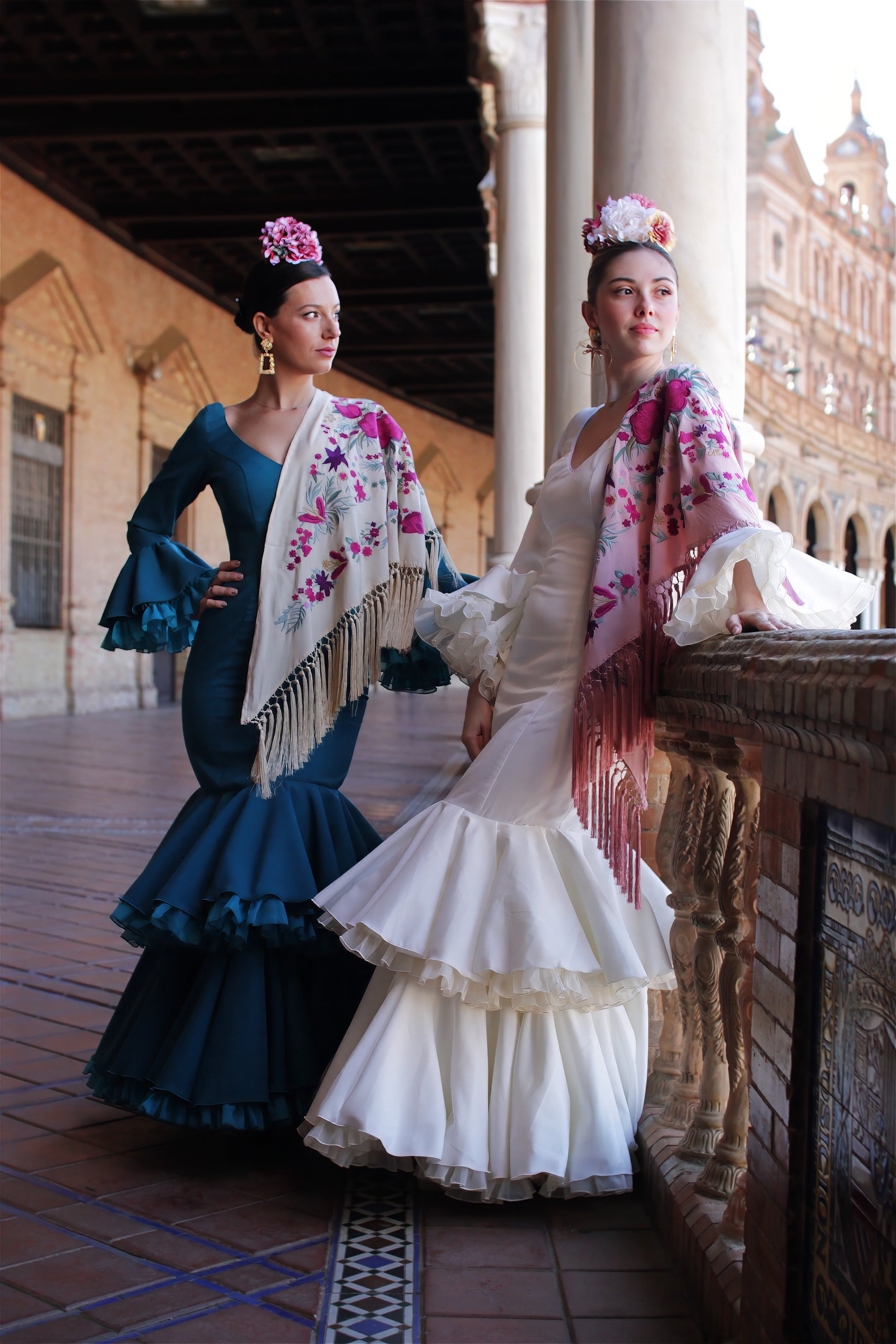 Descubre el contraste perfecto entre el marfil y el verde agua en este look flamenco para la Feria de Abril. Con manton rosa con flor buganvilla, ramillete Duende y pendientes Jara, este conjunto es ideal para brillar con estilo.