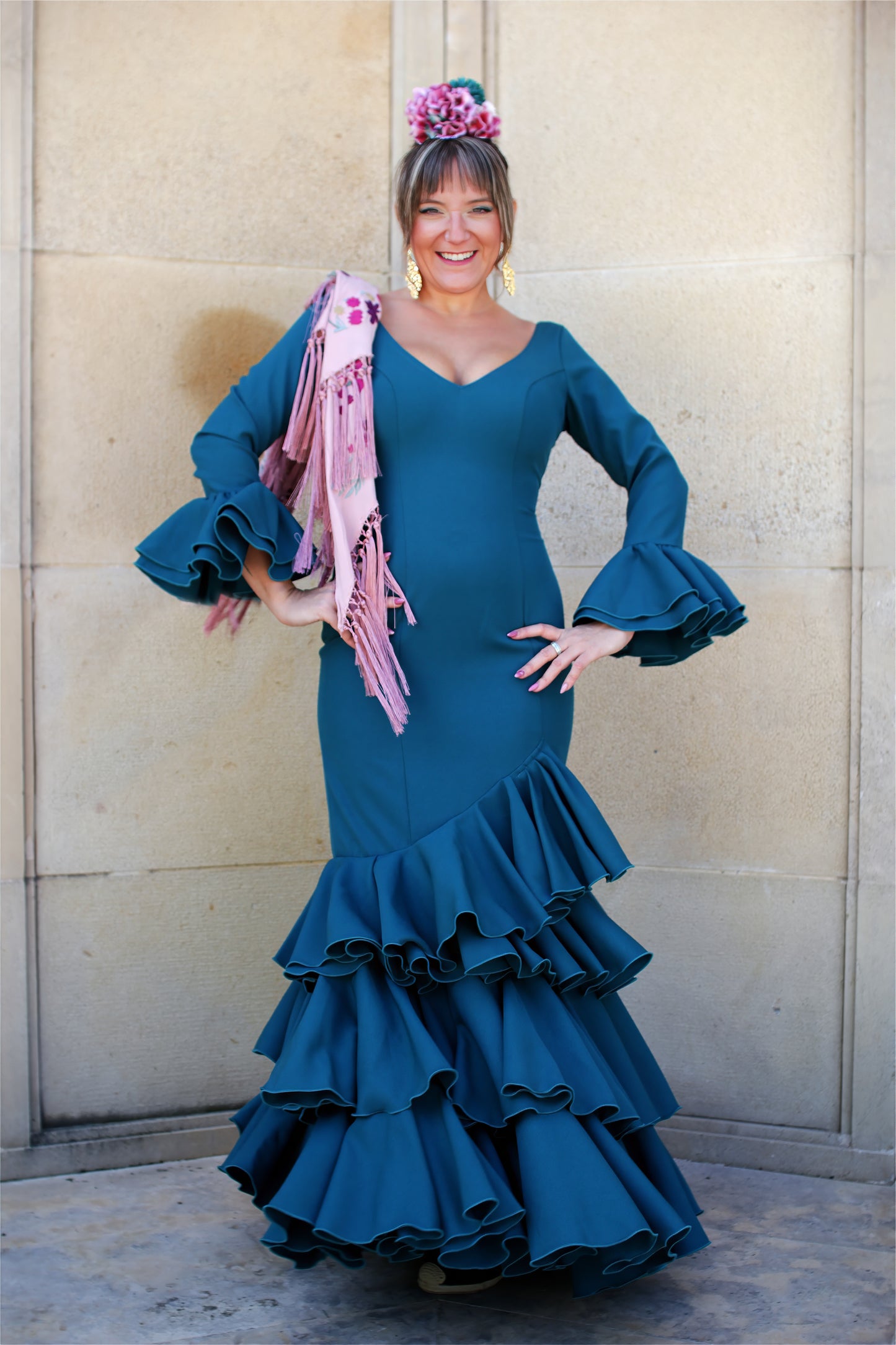 Tu look completo para la Feria de Abril con el traje de flamenca verde agua Dalia, mantón rosa con flor buganvilla, ramillete Alma y pendientes dorados Carmona. Ideal para destacar con comodidad y estilo en cualquier evento flamenco.