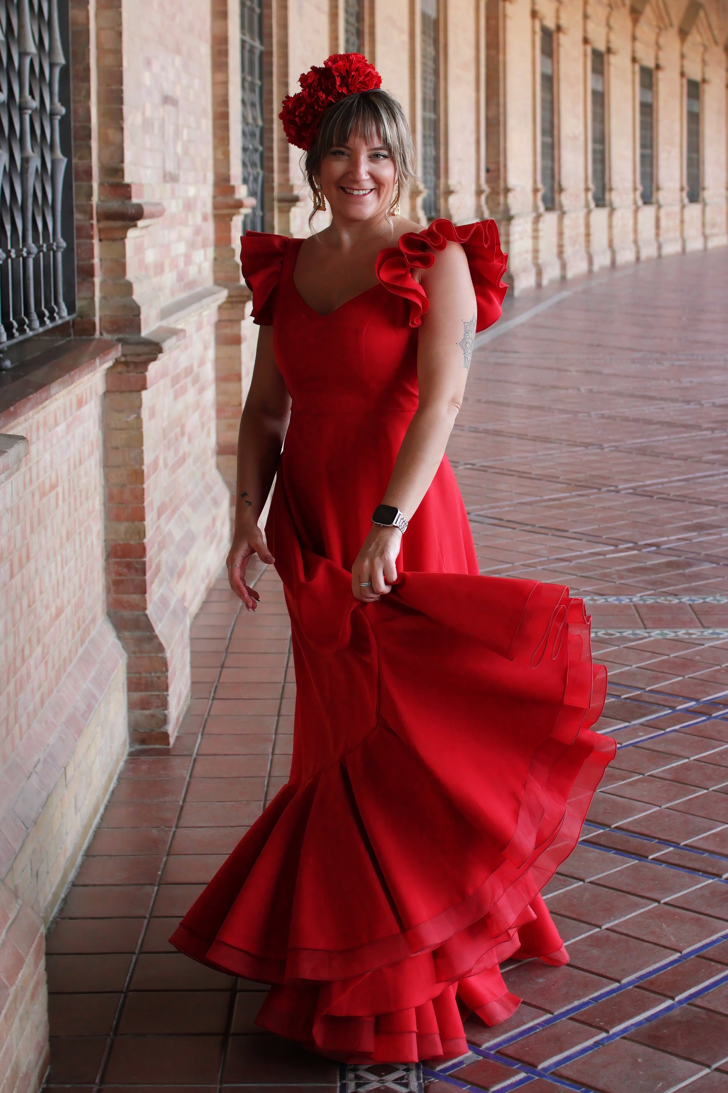 ¡Vibrante y fresco! Este Look Romeria con Bata Flamenca Roja Girasol, Ramillete Rojo Pasión y Pendientes Dorados Carmona te hará brillar en cada paso. Perfecto para días calurosos de feria o para cualquier romeria.