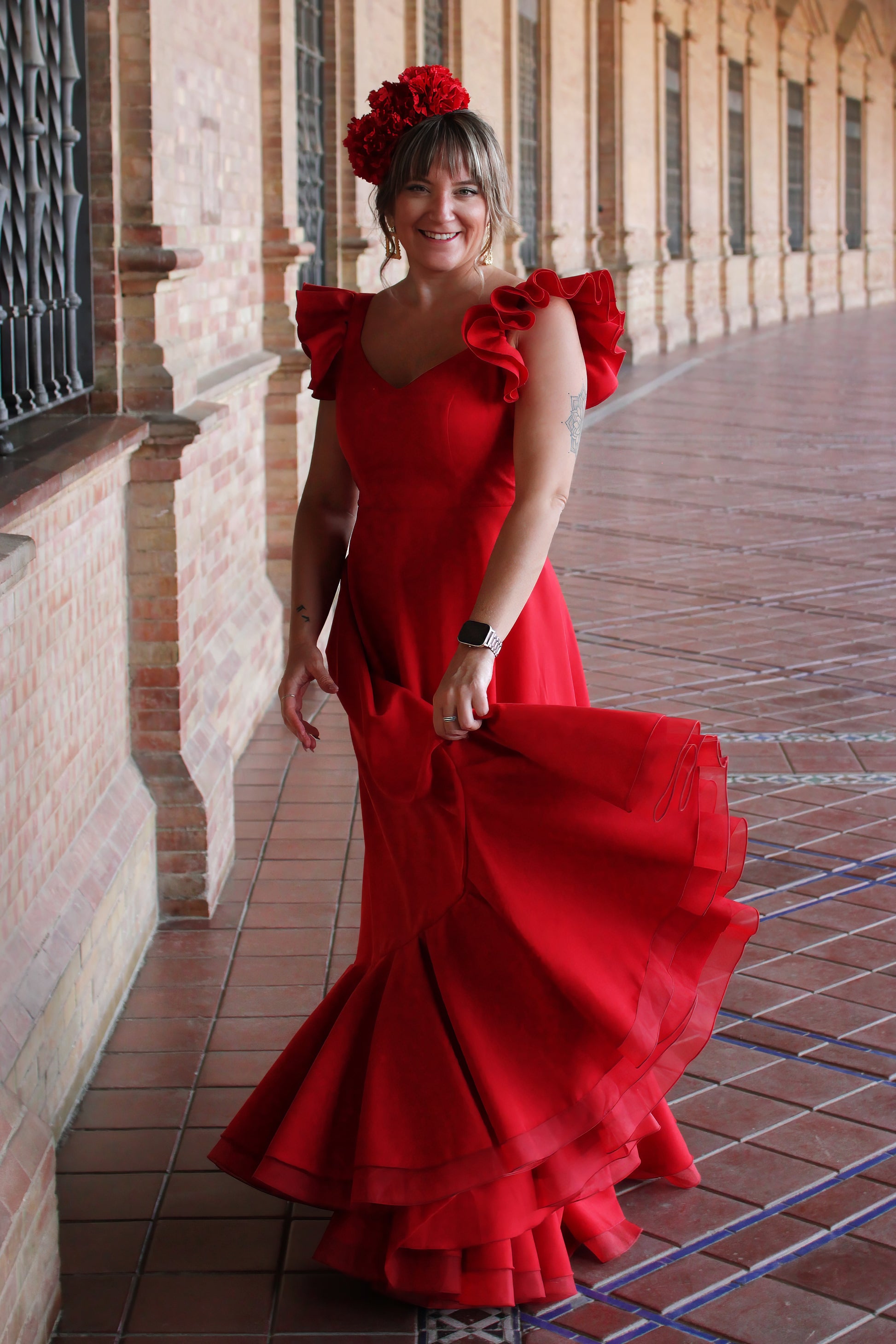 ¡Vibrante y fresco! Este Look Romeria con Bata Flamenca Roja Girasol, Ramillete Rojo Pasión y Pendientes Dorados Carmona te hará brillar en cada paso. Perfecto para días calurosos de feria o para cualquier romeria.