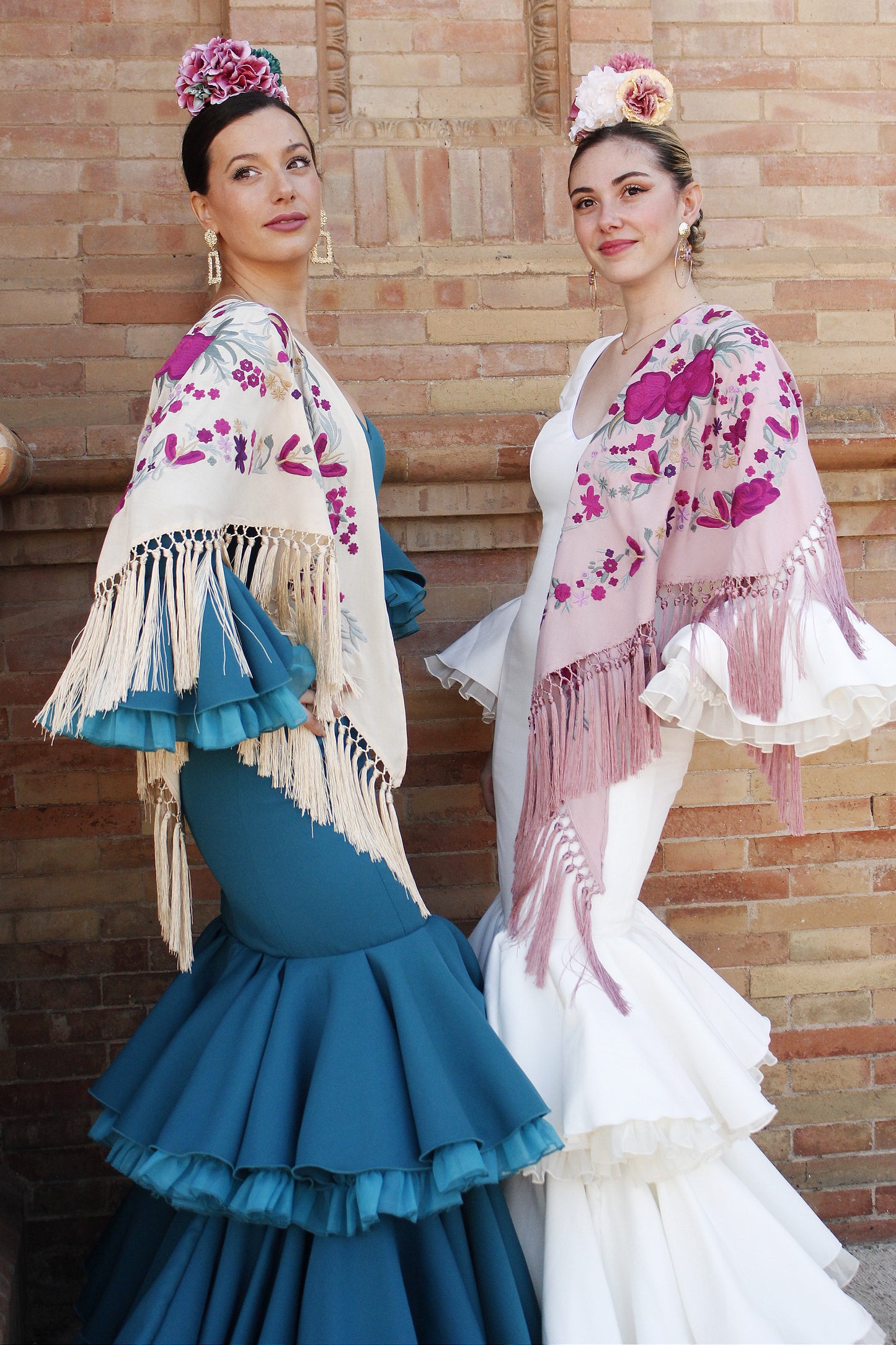 Mantón de Flamenca Beige con flor Buganvilla. Noa