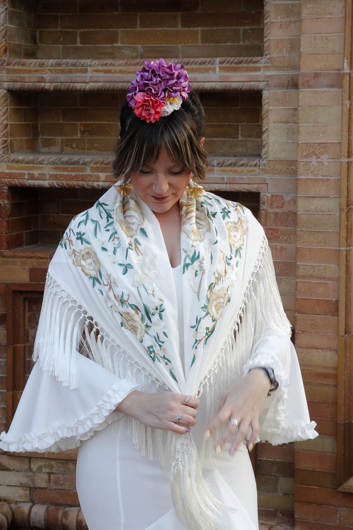 Mantón de Flamenca Blanco y Azul Añil con Flores Blanca y Beige. Gracia