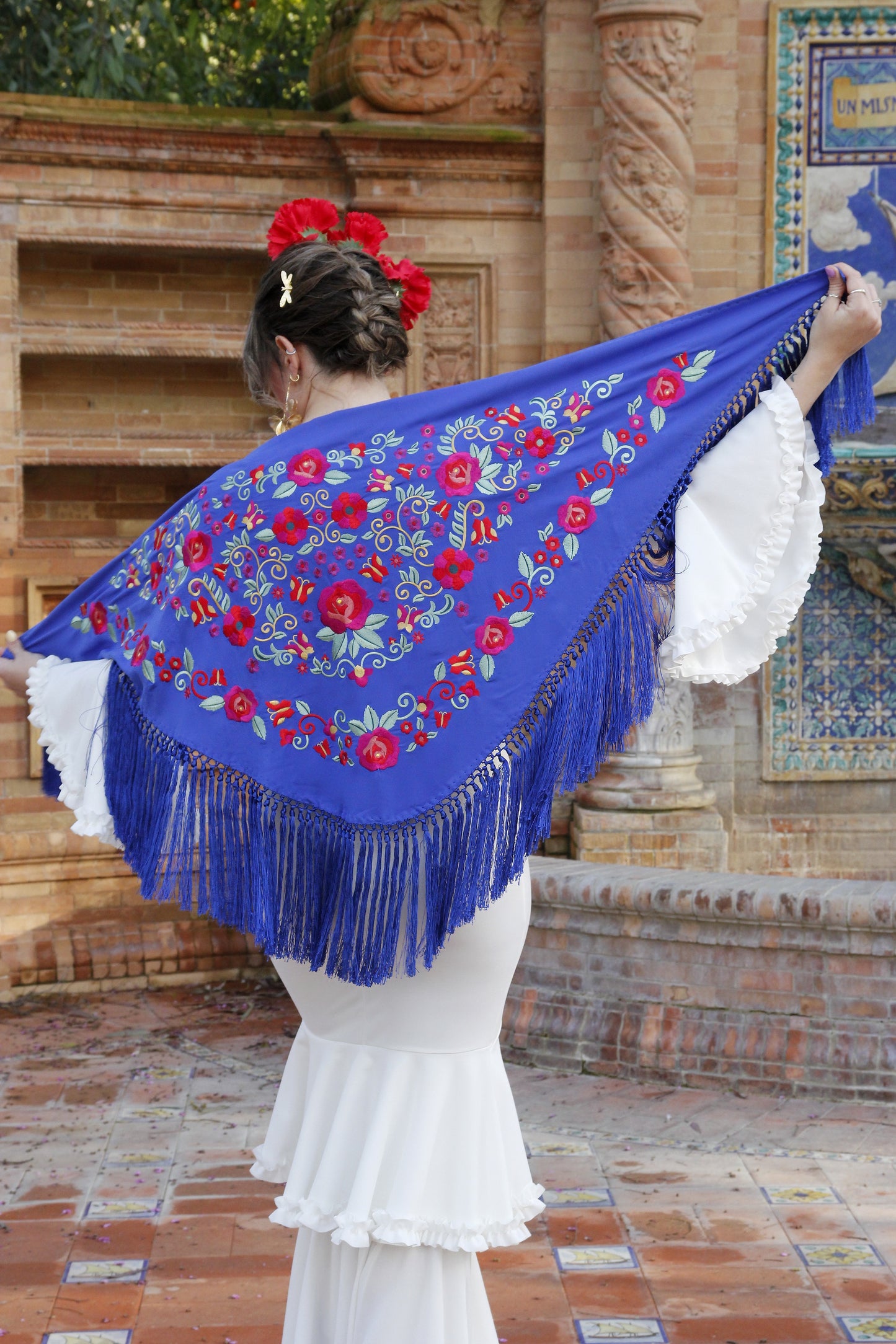 Mantón de Flamenca Azul Añil con Flores Rojas y Buganvilla. Lucia