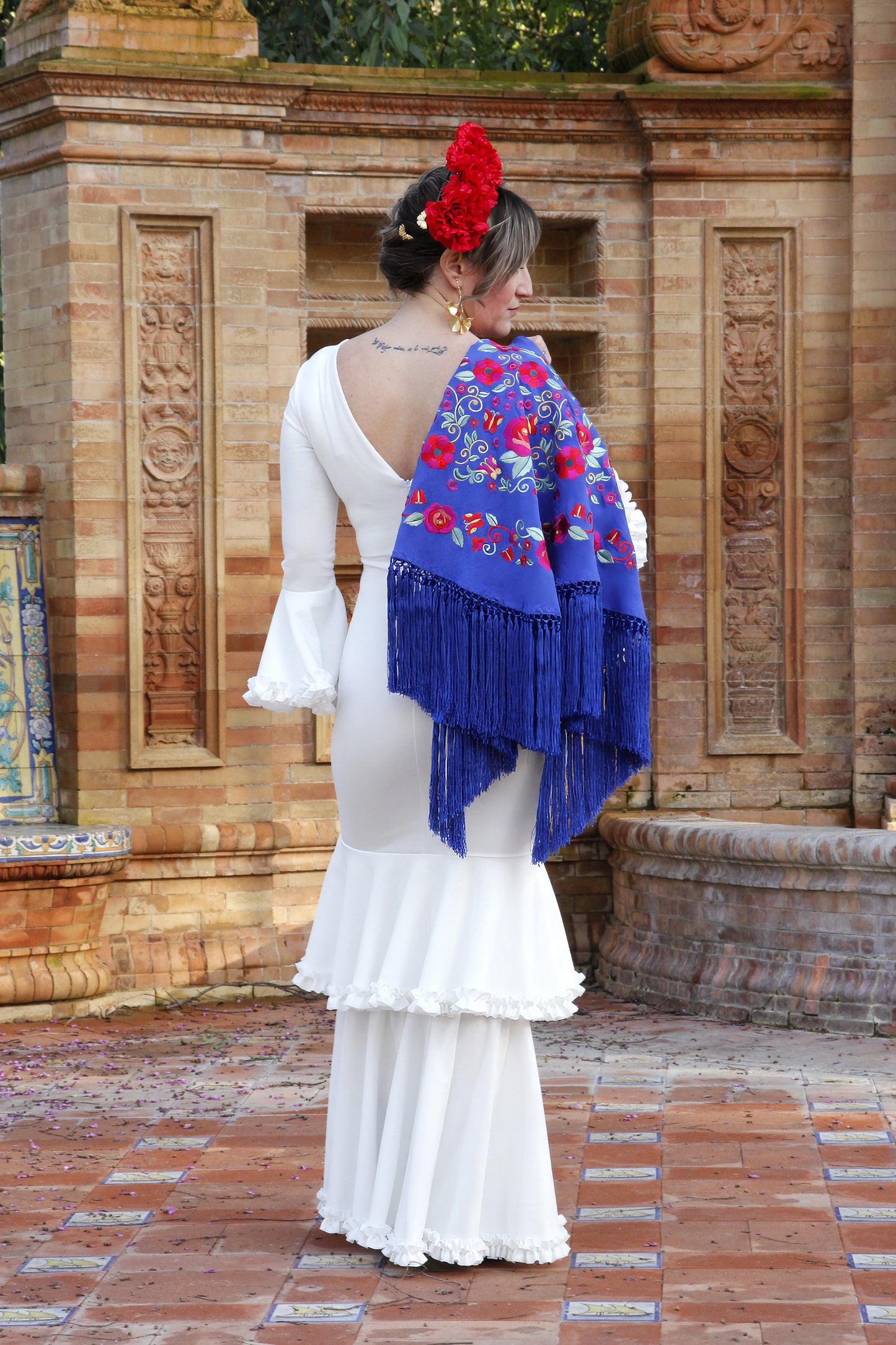 Mantón de Flamenca Azul Añil con Flores Rojas y Buganvilla. Lucia