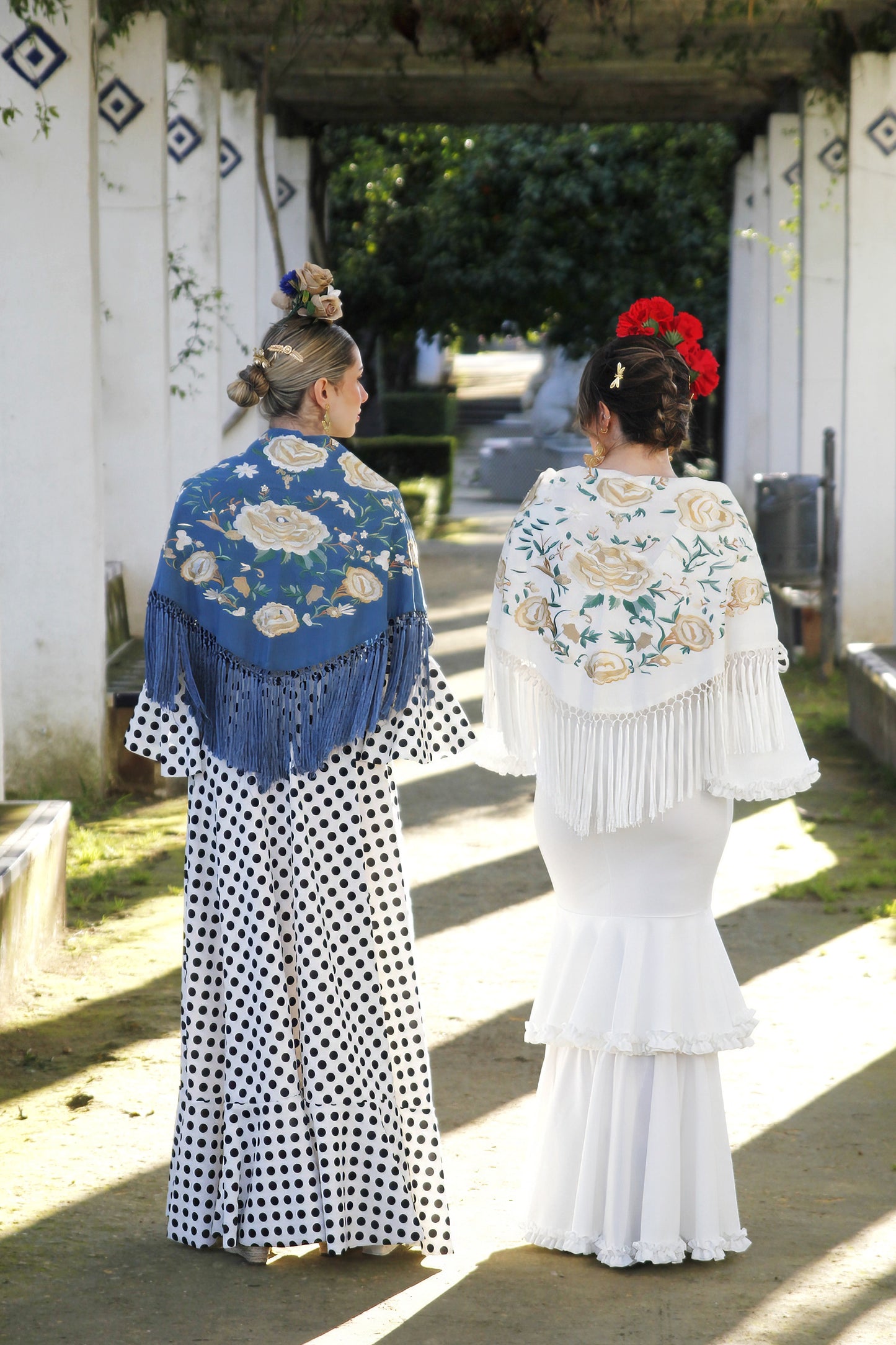 Mantón de Flamenca Blanco y Azul Añil con Flores Blanca y Beige. Gracia