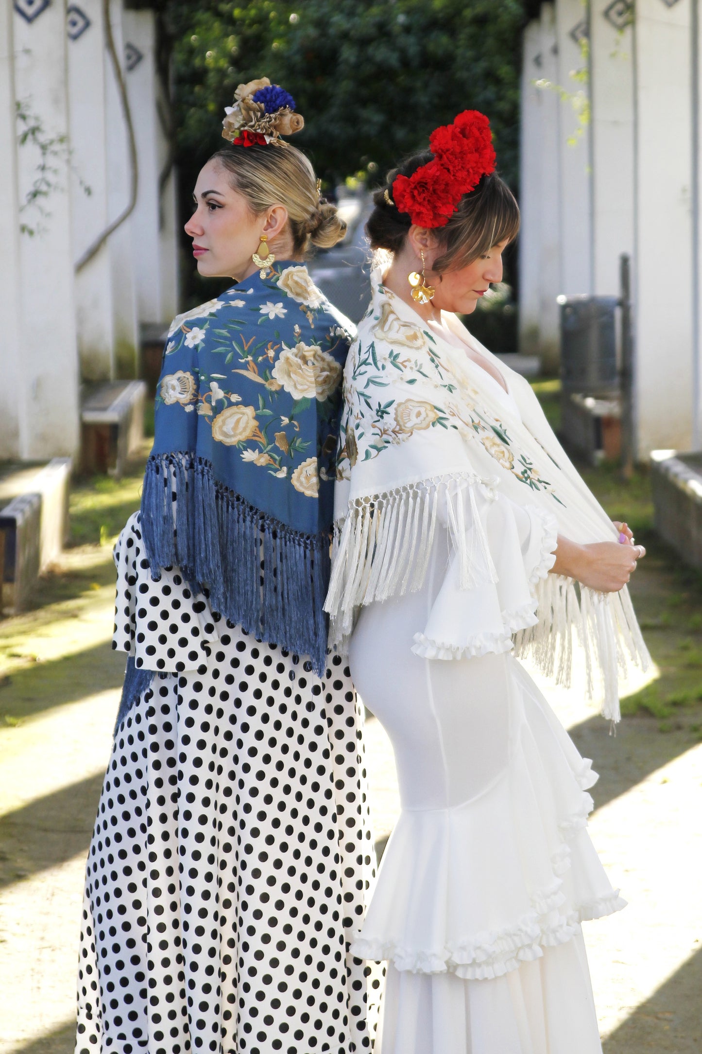 Mantón de Flamenca Blanco y Azul Añil con Flores Blanca y Beige. Gracia