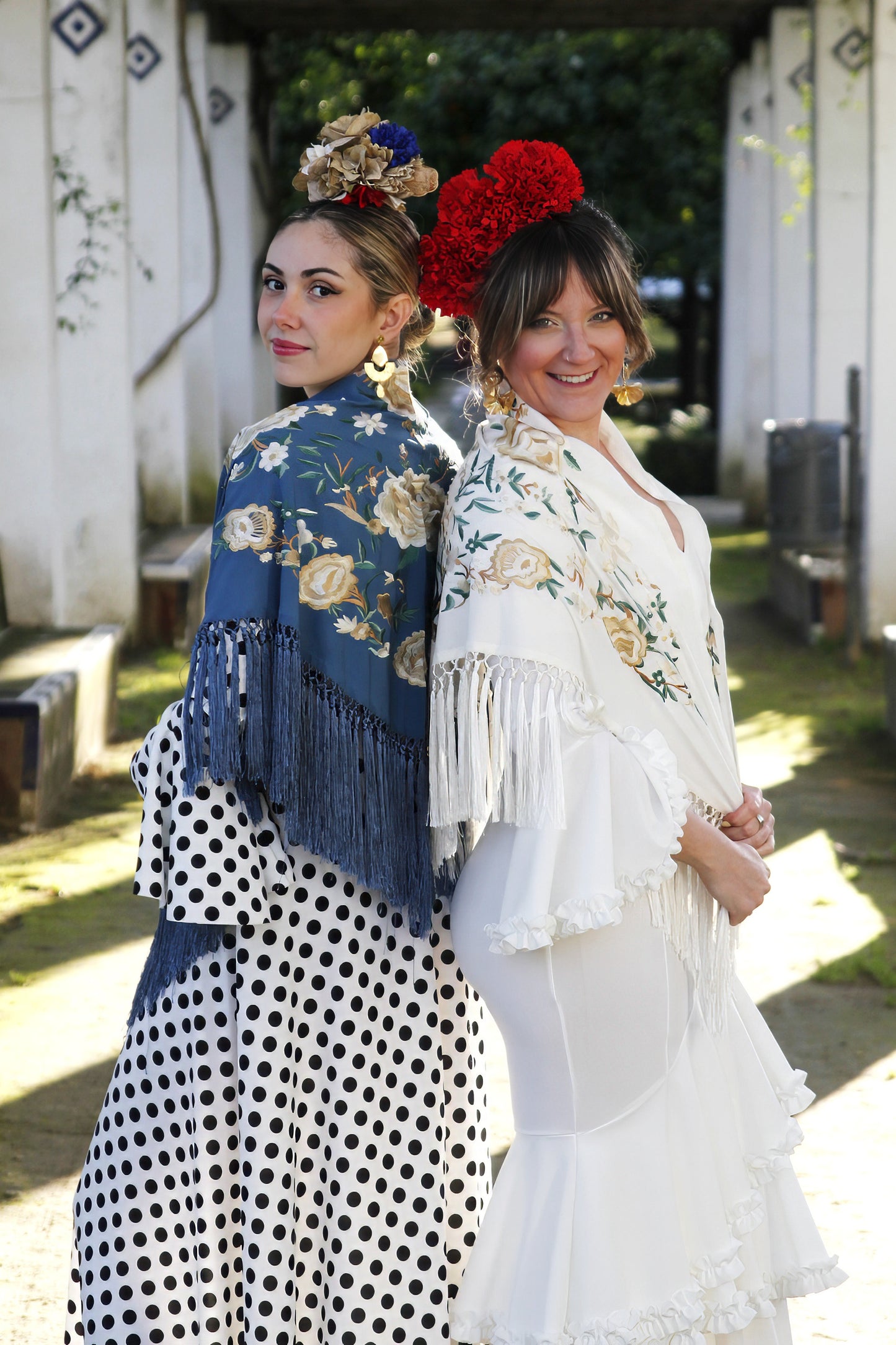 Mantón de Flamenca Blanco y Azul Añil con Flores Blanca y Beige. Gracia