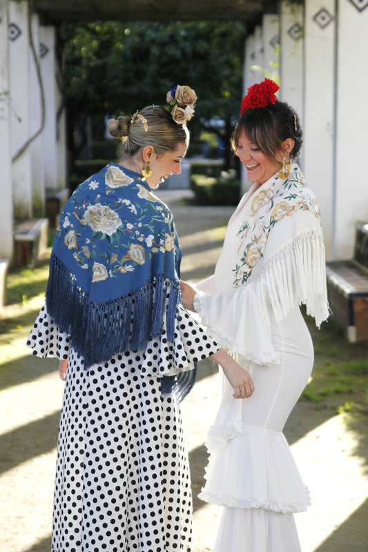 Mantón de Flamenca Blanco y Azul Añil con Flores Blanca y Beige. Gracia