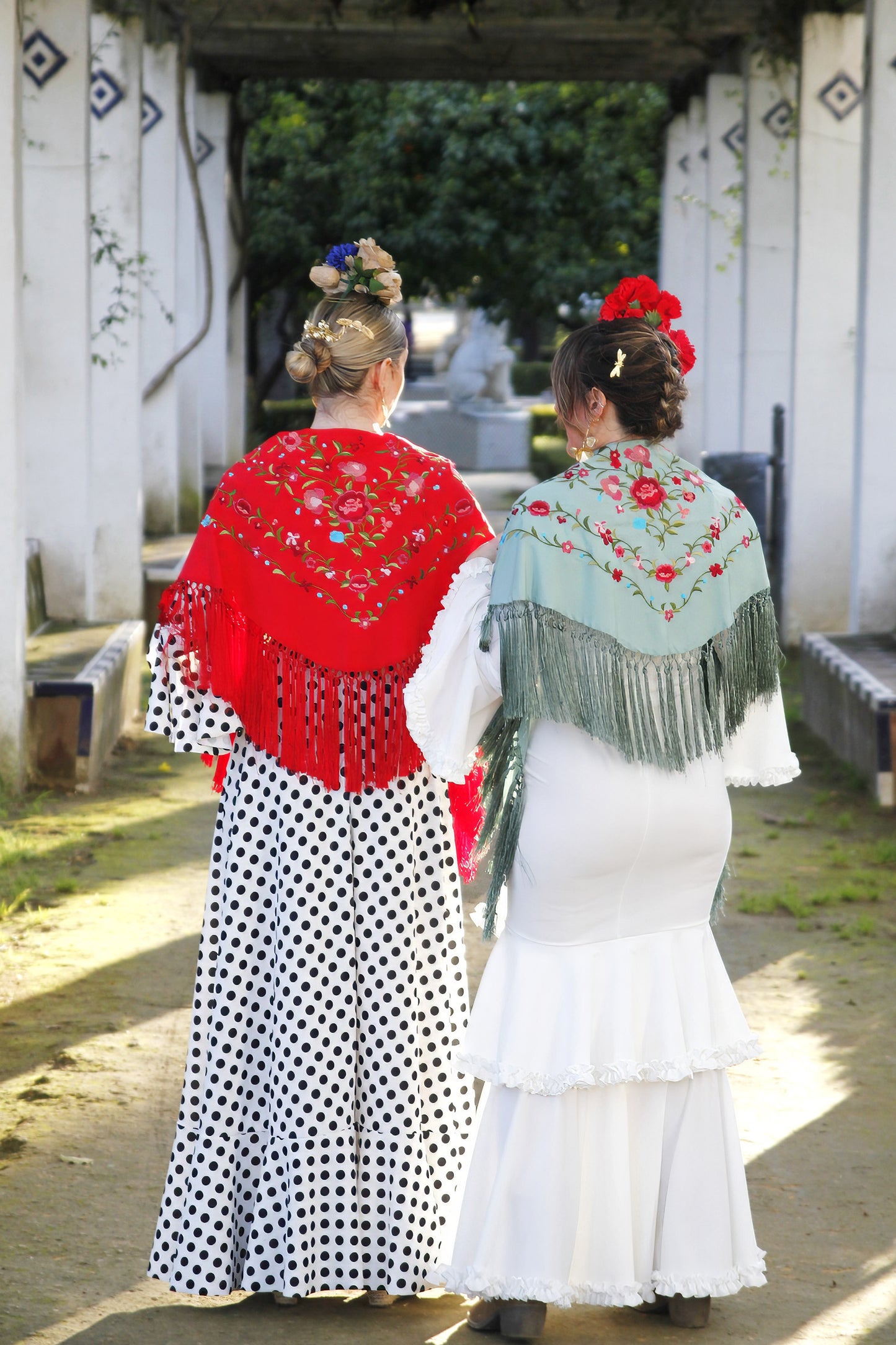 Mantón de Flamenca Rojo con Flores Rojas. María