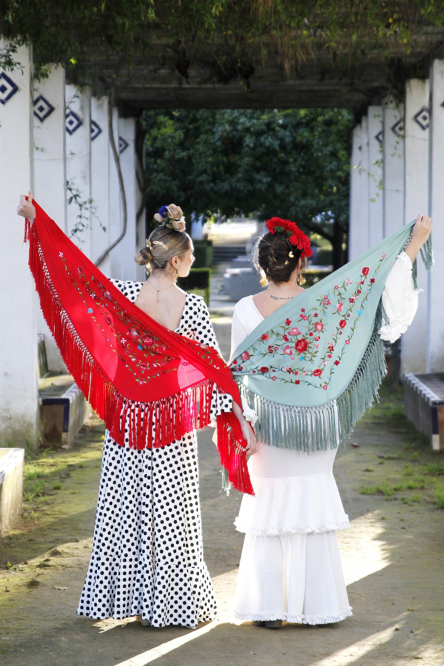 Mantón de Flamenca Rojo con Flores Rojas. María