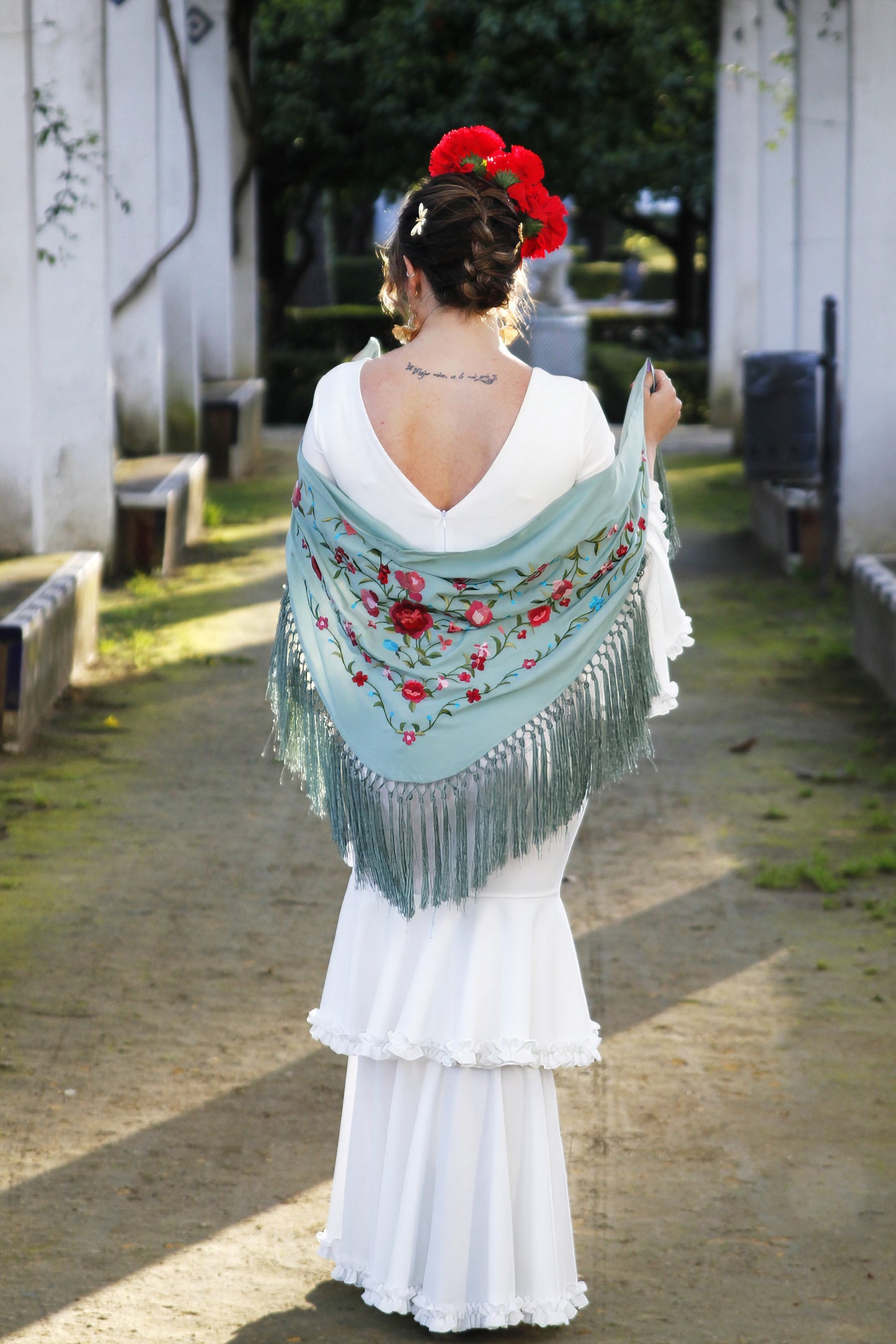 Mantón de Flamenca Verde Jabonoso con Flores Rojas. María