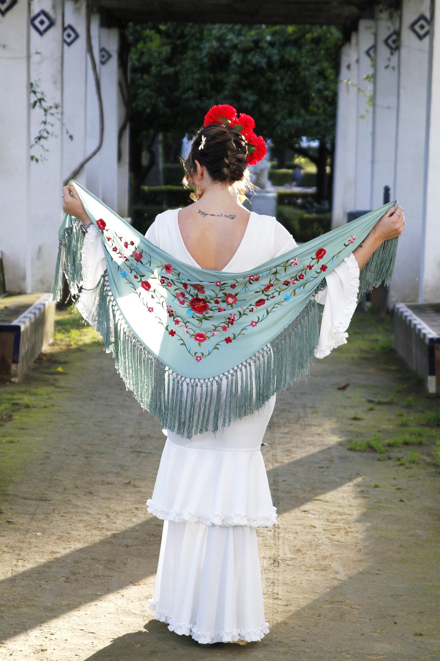 Mantón de Flamenca Verde Jabonoso con Flores Rojas. María