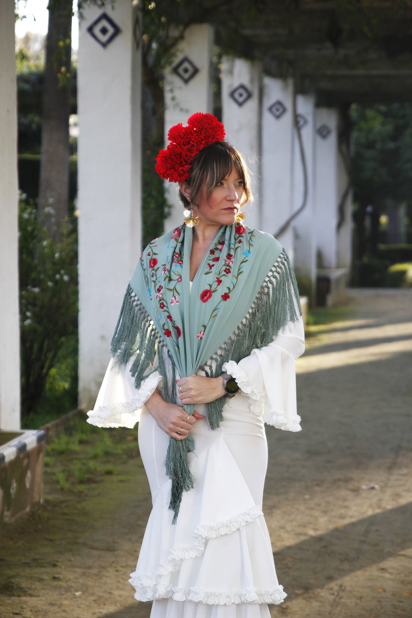 Mantón de Flamenca Verde Jabonoso con Flores Rojas. María