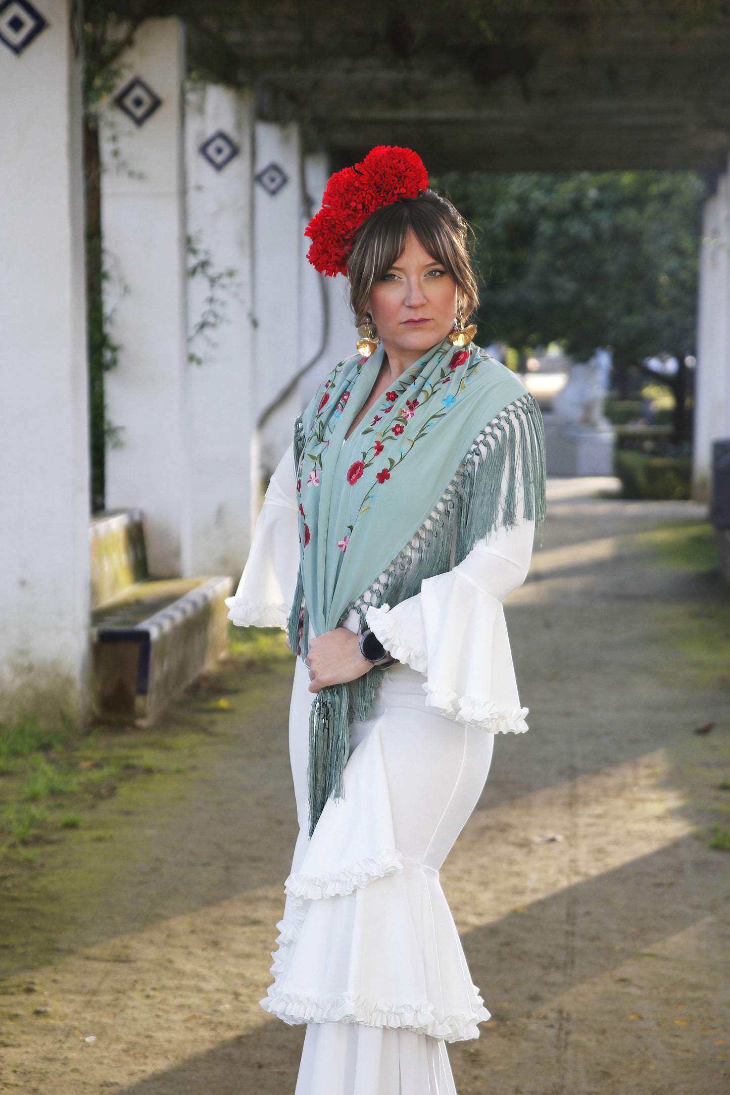 Mantón de Flamenca Verde Jabonoso con Flores Rojas. María