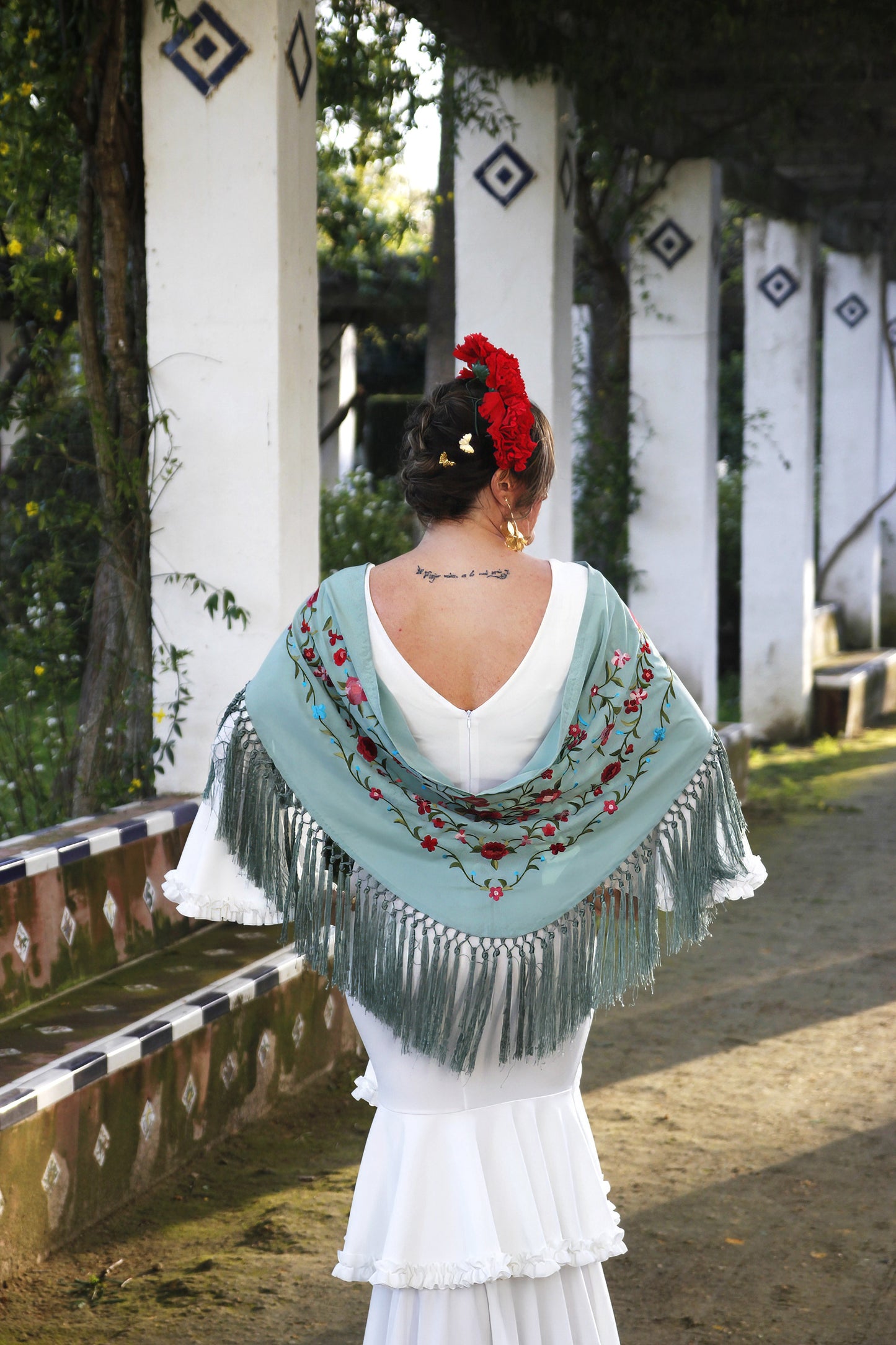 Mantón de Flamenca Verde Jabonoso con Flores Rojas. María