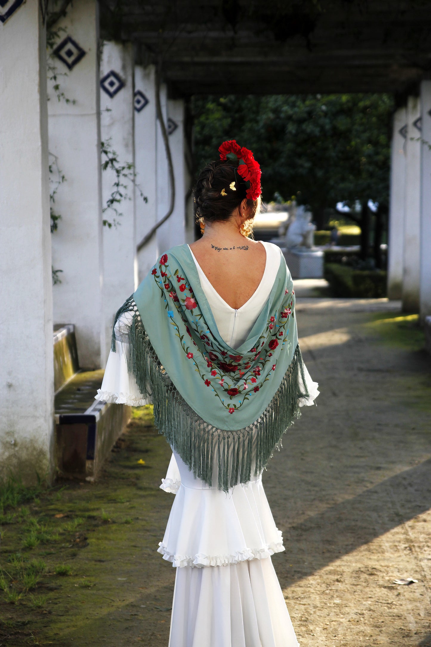 Mantón de Flamenca Verde Jabonoso con Flores Rojas. María
