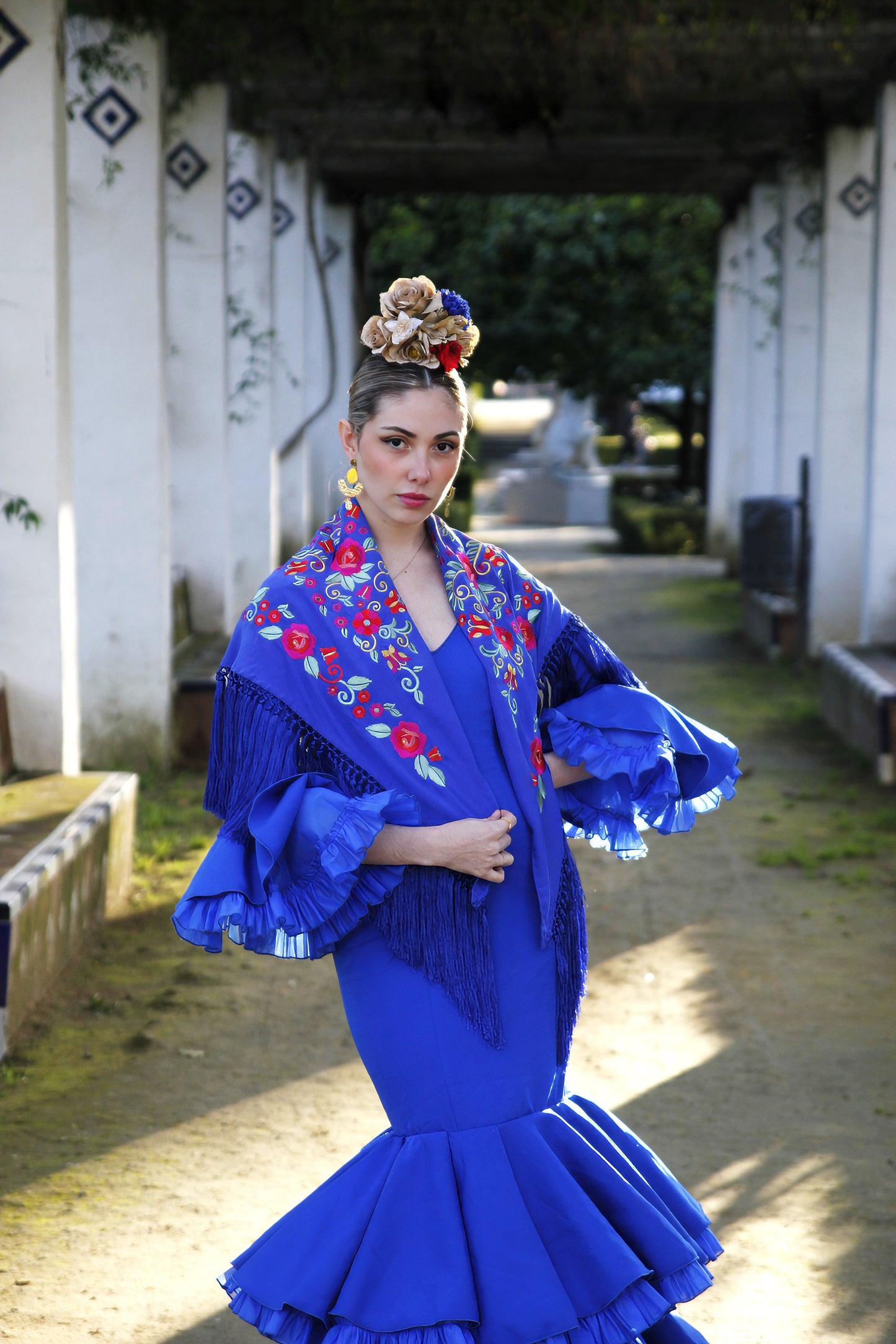 Mantón de Flamenca Azul Añil con Flores Rojas y Buganvilla. Lucia