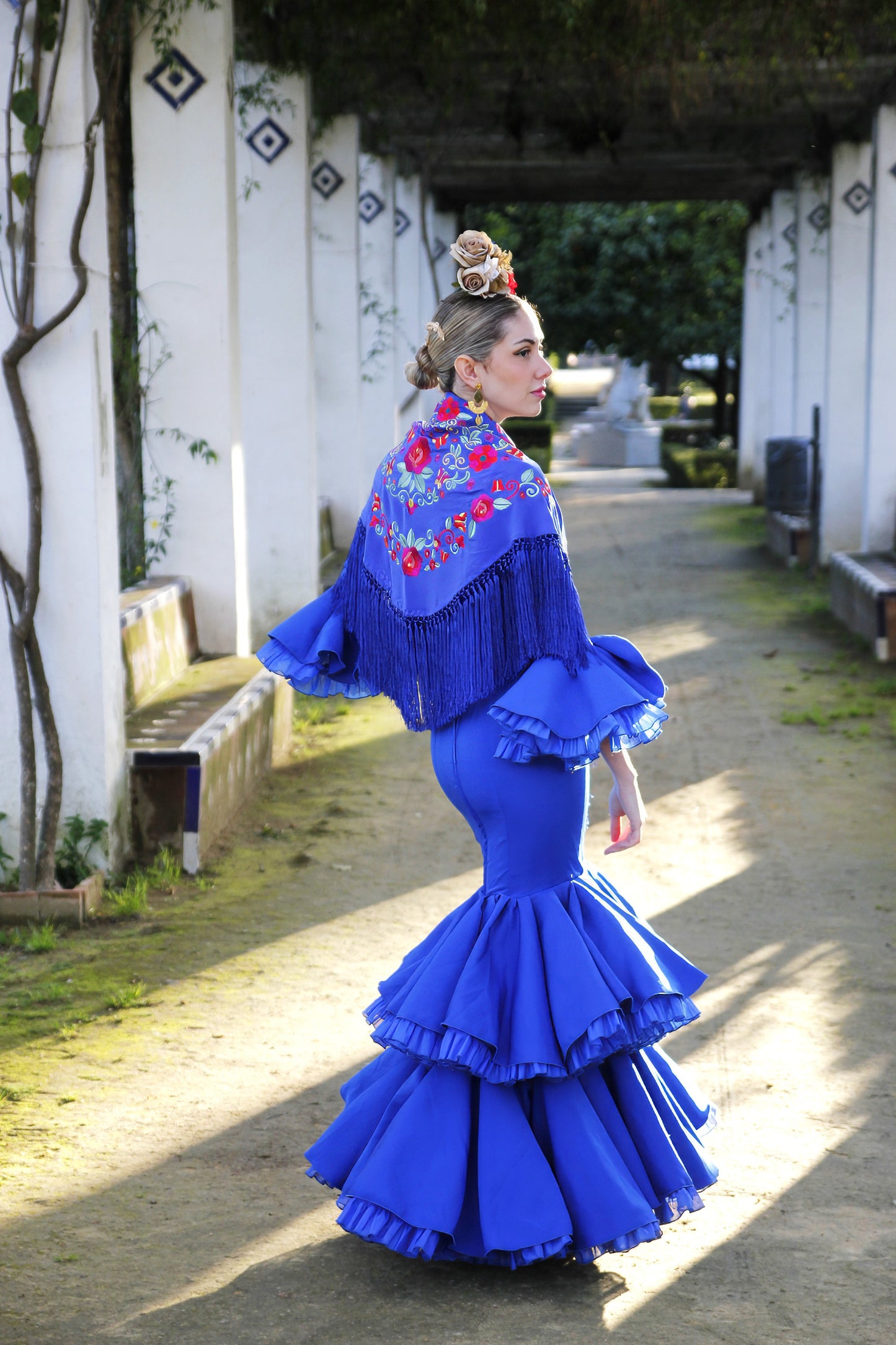 Mantón de Flamenca Azul Añil con Flores Rojas y Buganvilla. Lucia