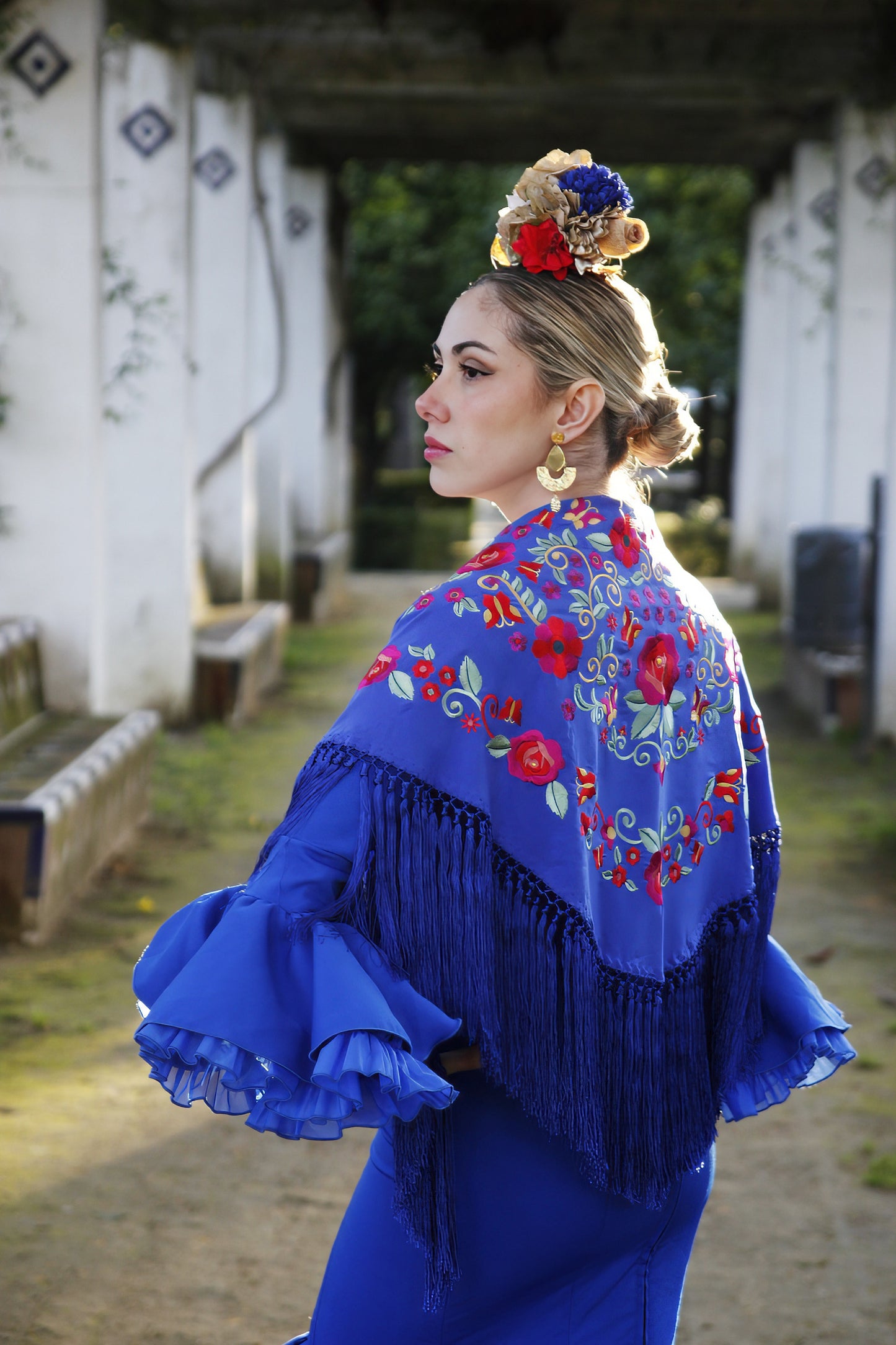 Mantón de Flamenca Azul Añil con Flores Rojas y Buganvilla. Lucia