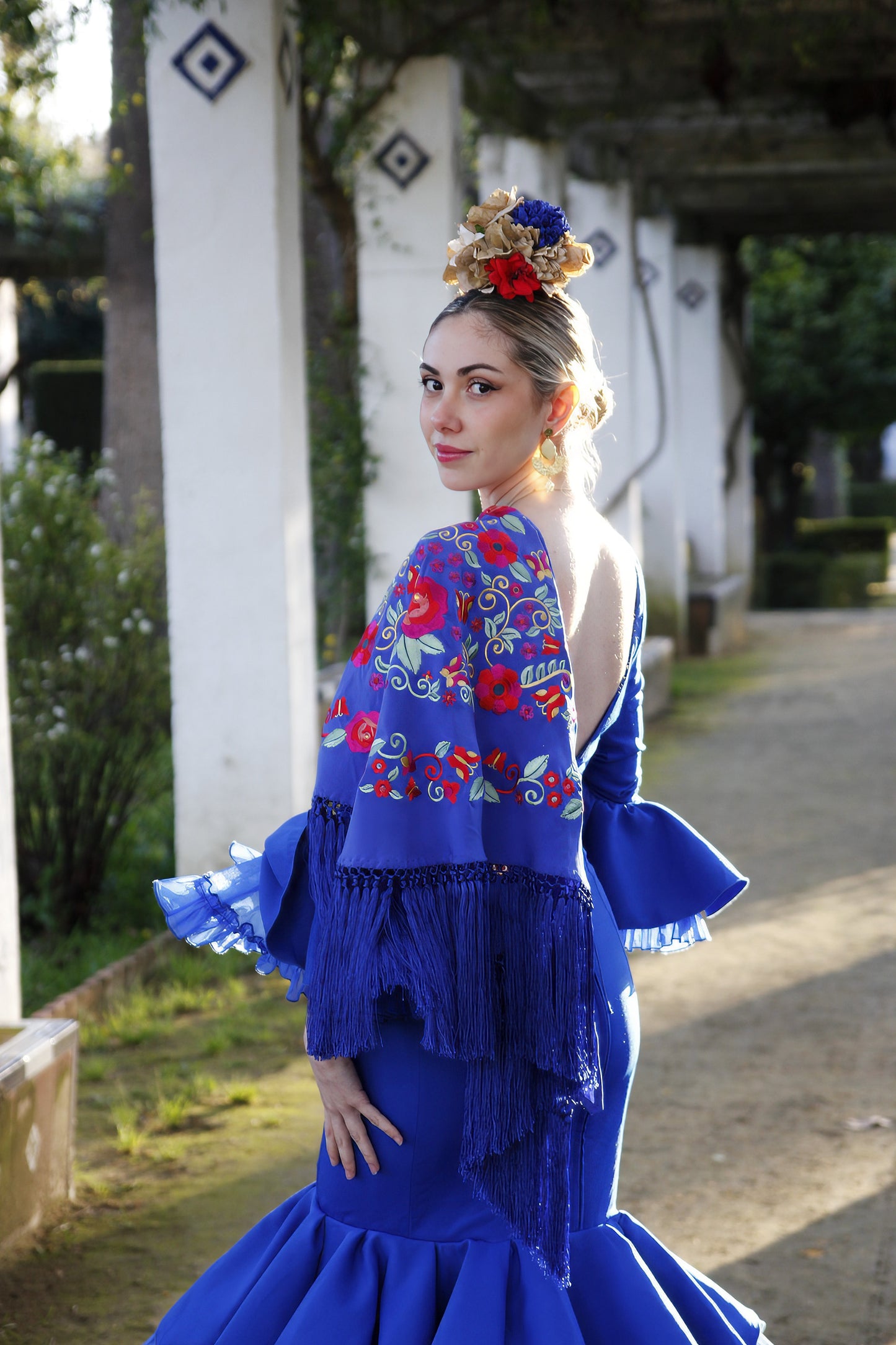 Mantón de Flamenca Azul Añil con Flores Rojas y Buganvilla. Lucia
