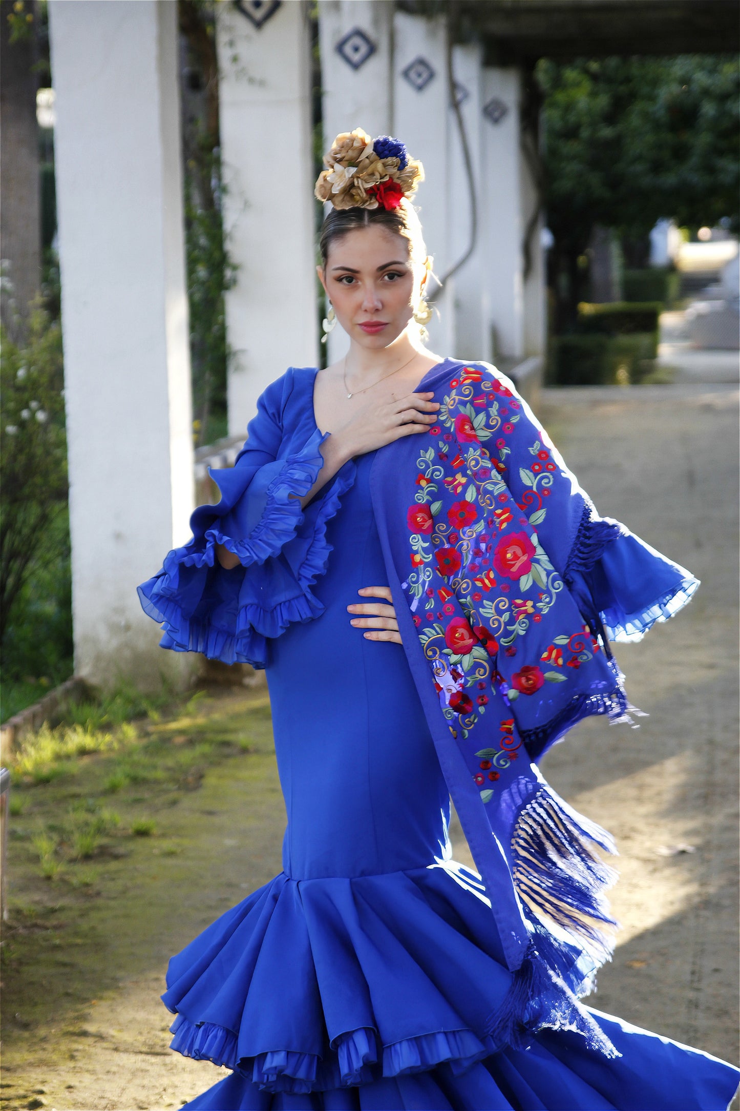 Mantón de Flamenca Azul Añil con Flores Rojas y Buganvilla. Lucia