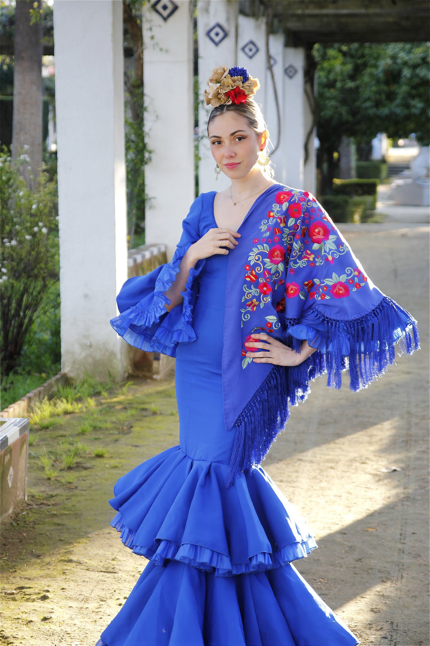 Mantón de Flamenca Azul Añil con Flores Rojas y Buganvilla. Lucia