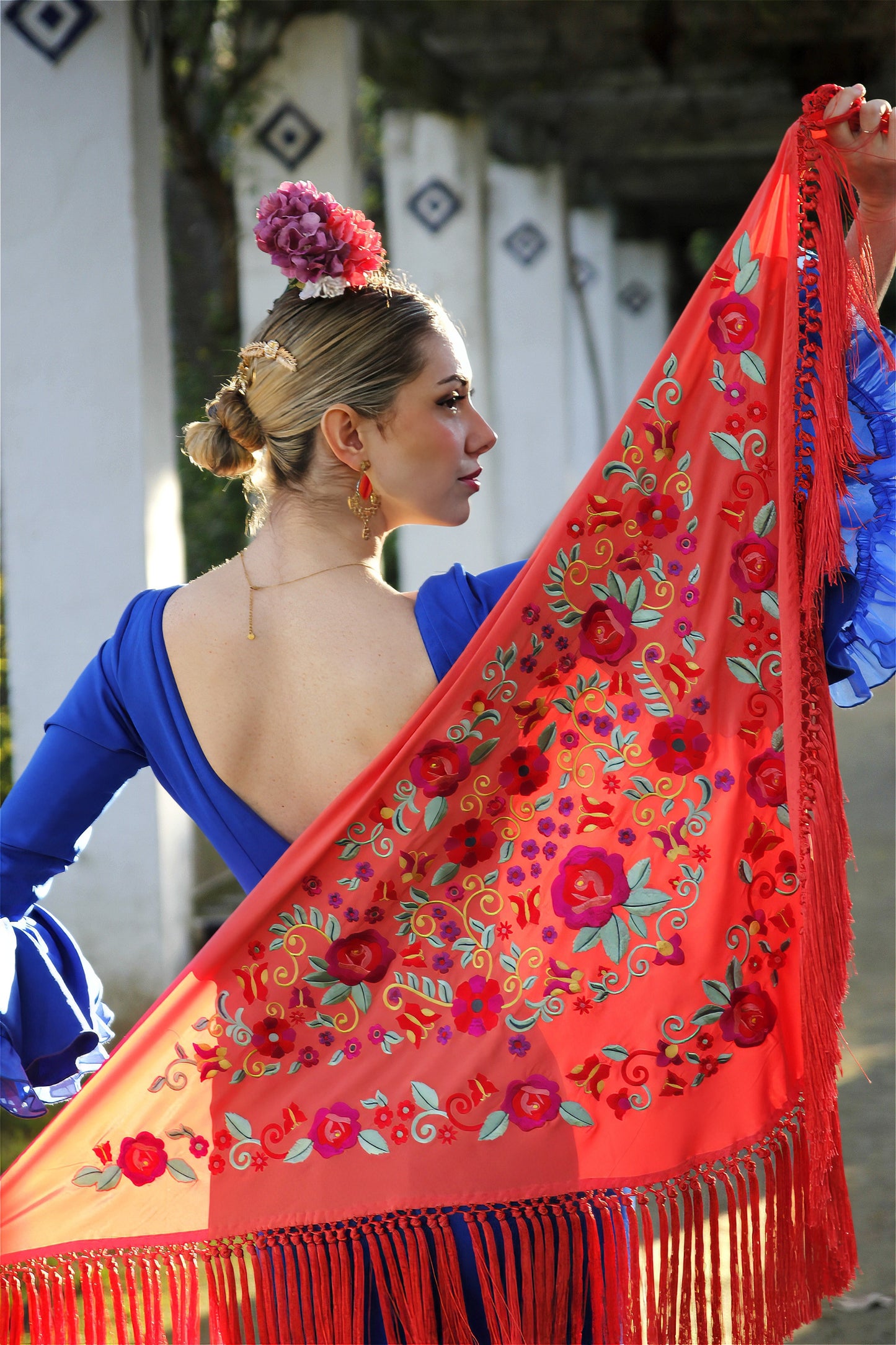 Mantón de Flamenca Mandarina con Flores Buganvilla y Roja. Lucia