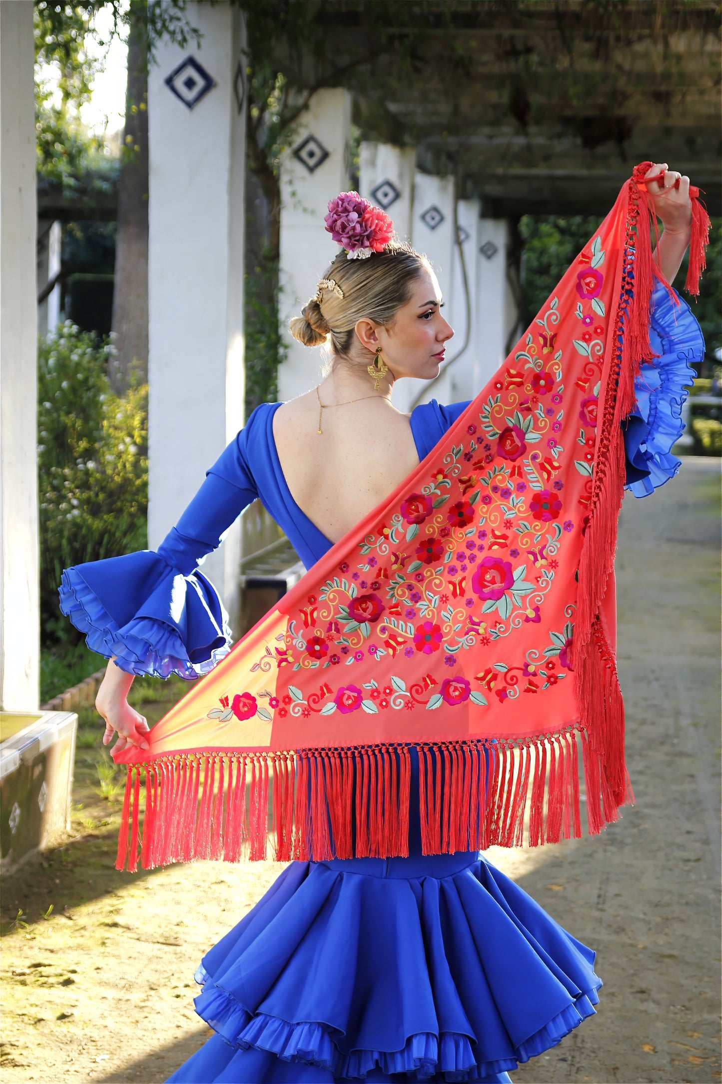 Mantón de Flamenca Mandarina con Flores Buganvilla y Roja. Lucia