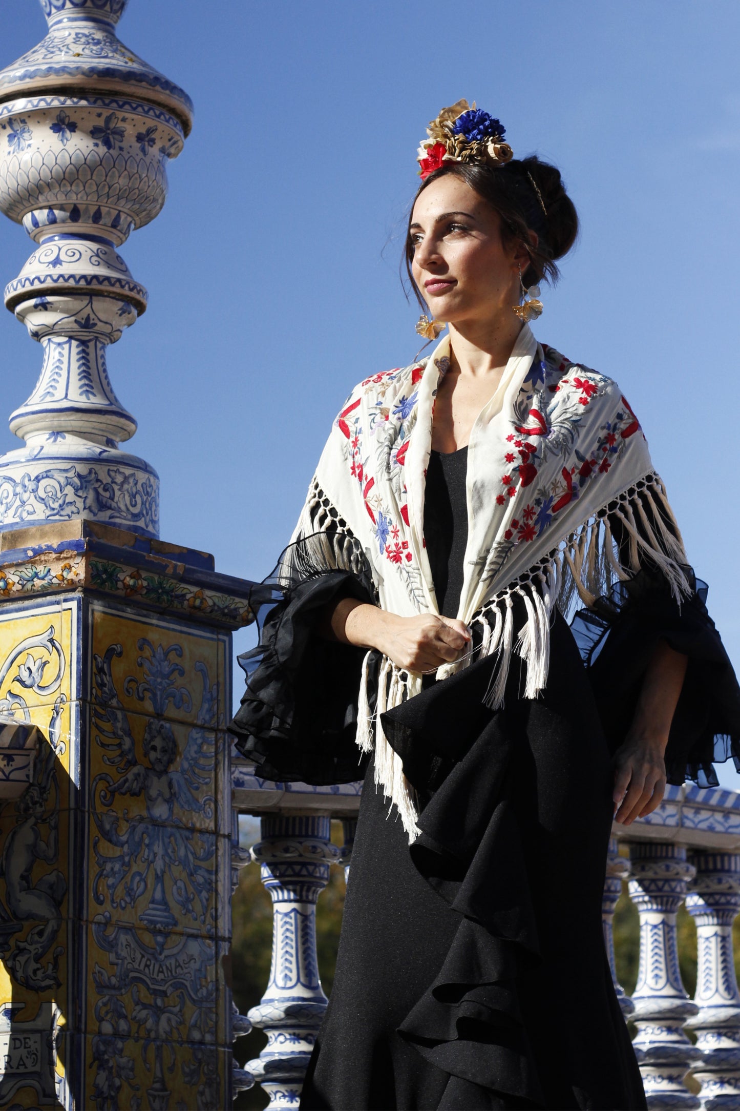 Realza tu outfit flamenco con el elegante manton beige Elena, elaborado en seda con flores en tonos vibrantes.