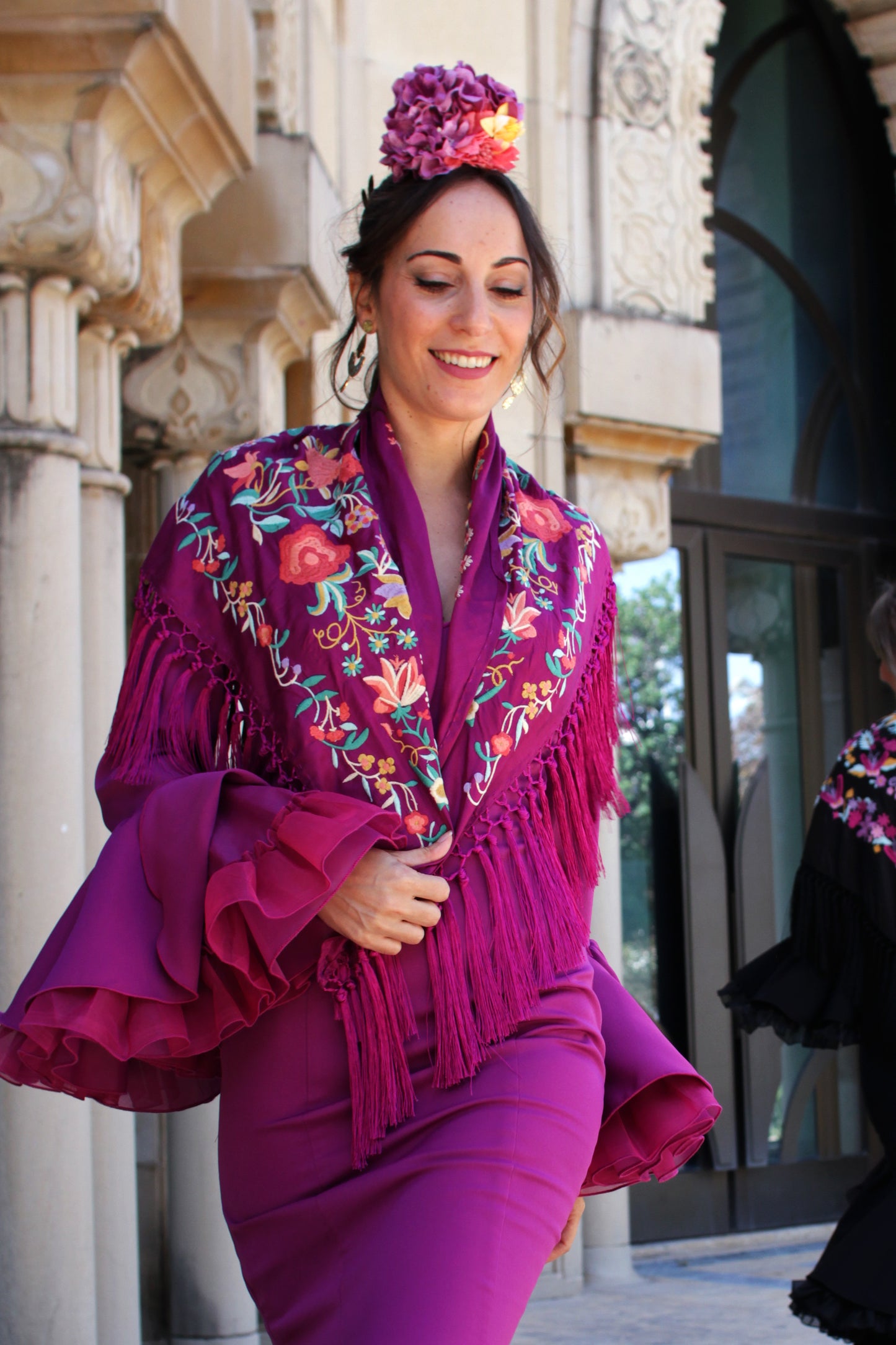 El manton buganvilla Elena es perfecto para realzar tu traje de flamenca con su diseño floral naranja y flecos de seda.